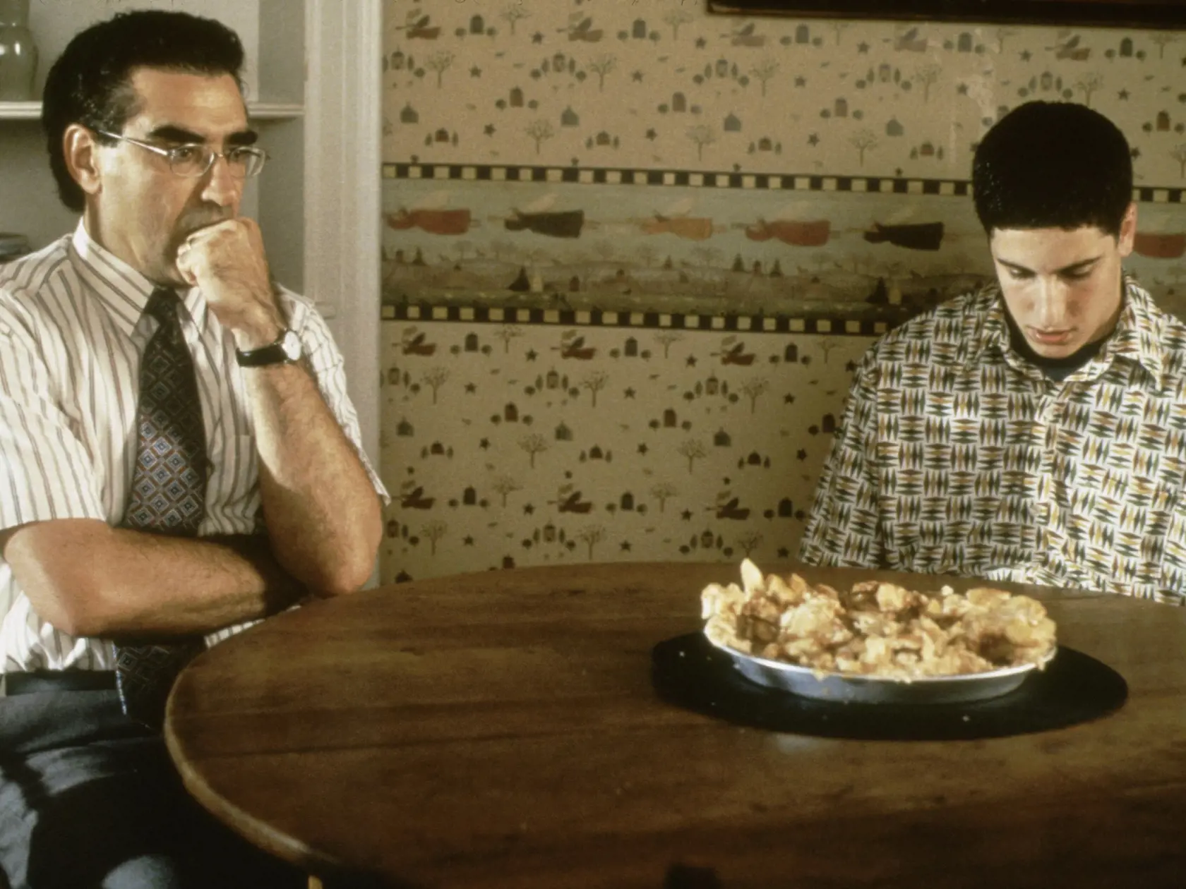 Film American pie, po slovensky Prci, prci, prcičky... Vzťah Jima s otcom bol na jednu stranu trápny, na druhú veľmi láskyplný.