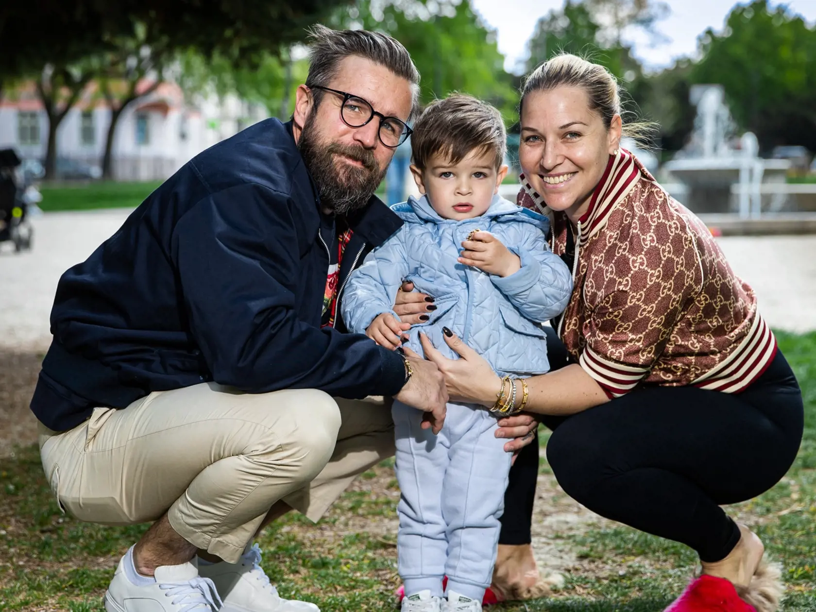 Dominika Navara Cibulková a Michal Navara pri prechádzke Bratislavou s ich synom.