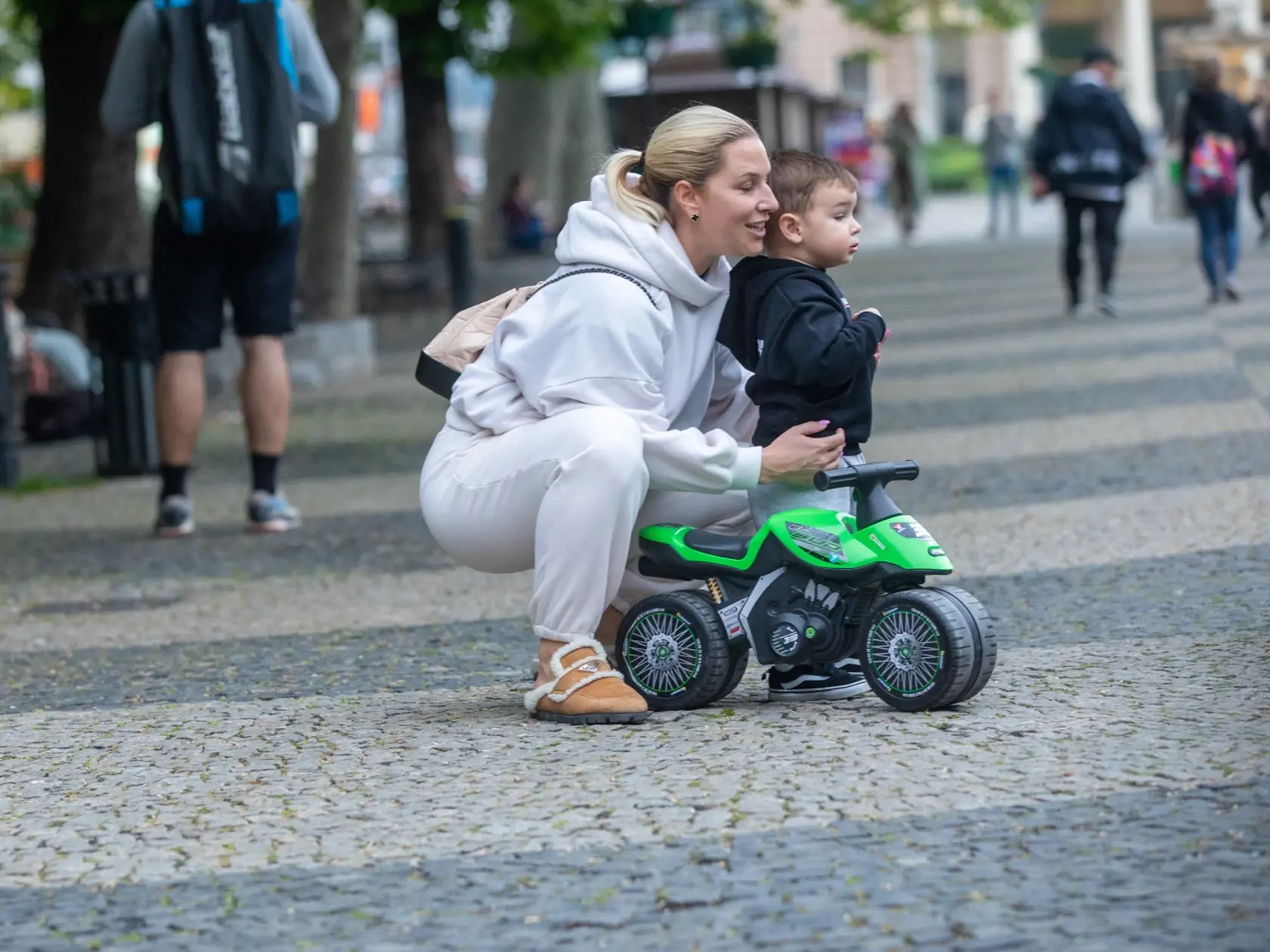Na snímke je Dominika Cibulková so svojim synčekom Jakubkom počas prechádzky v Bratislave.