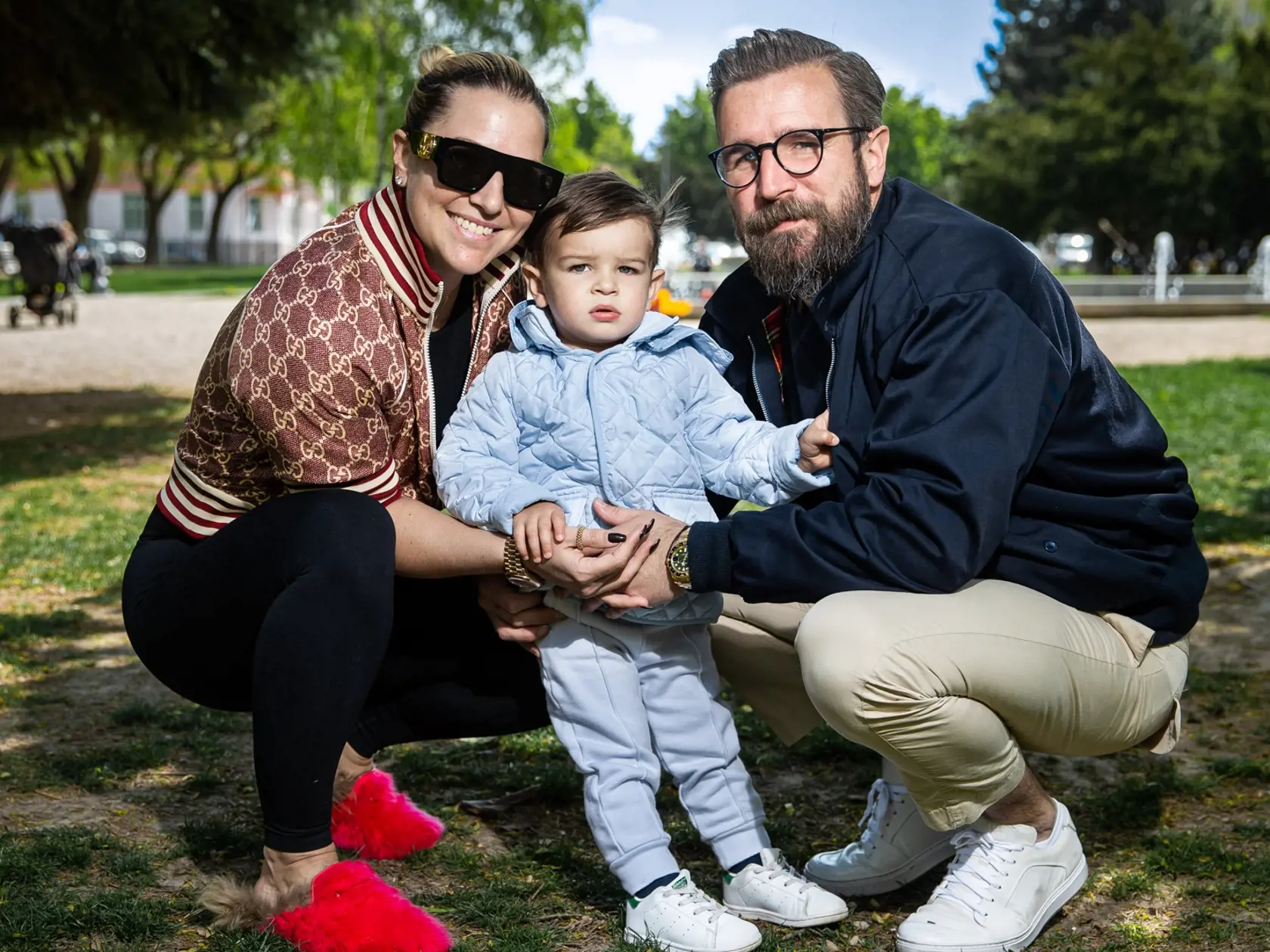 Dominika Navara Cibulková a Michal Navara pri prechádzke Bratislavou s ich synom.