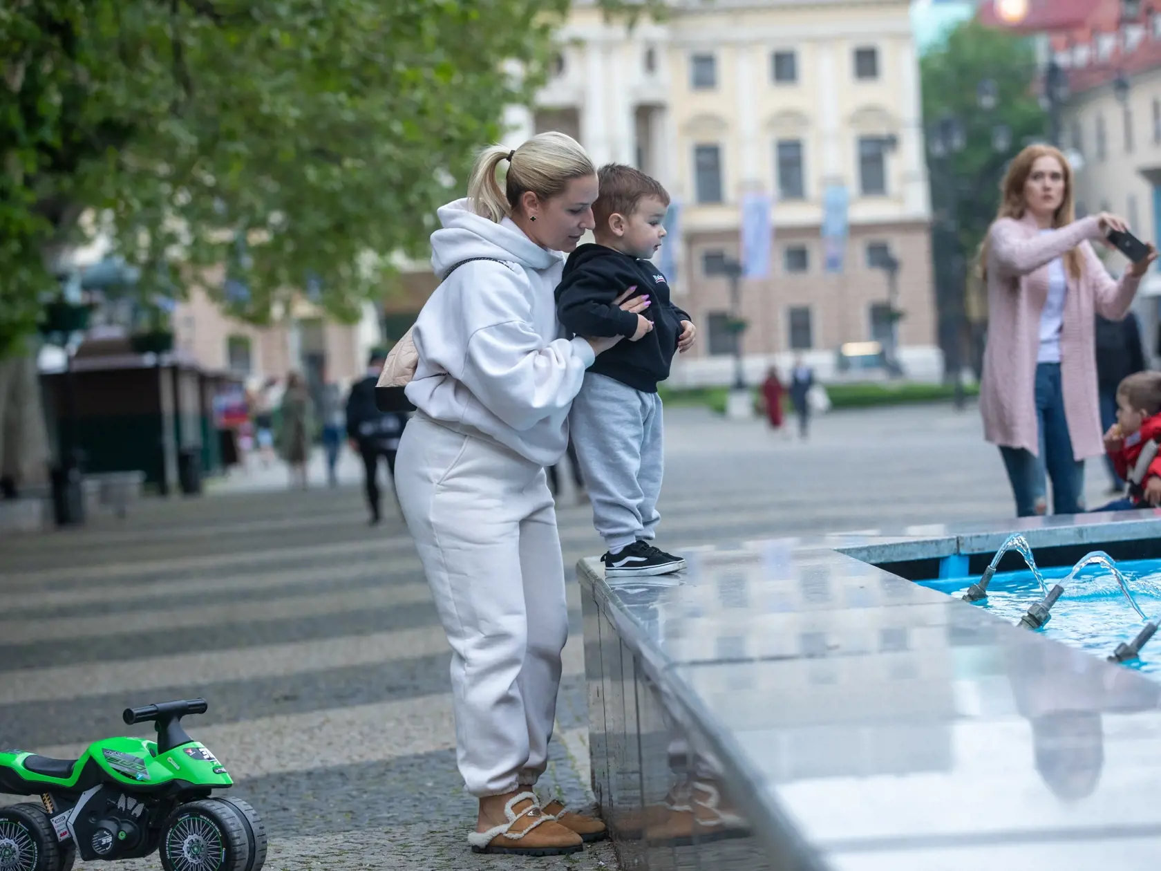 Na snímke je Dominika Cibulková so svojim synčekom Jakubkom počas prechádzky v Bratislave.