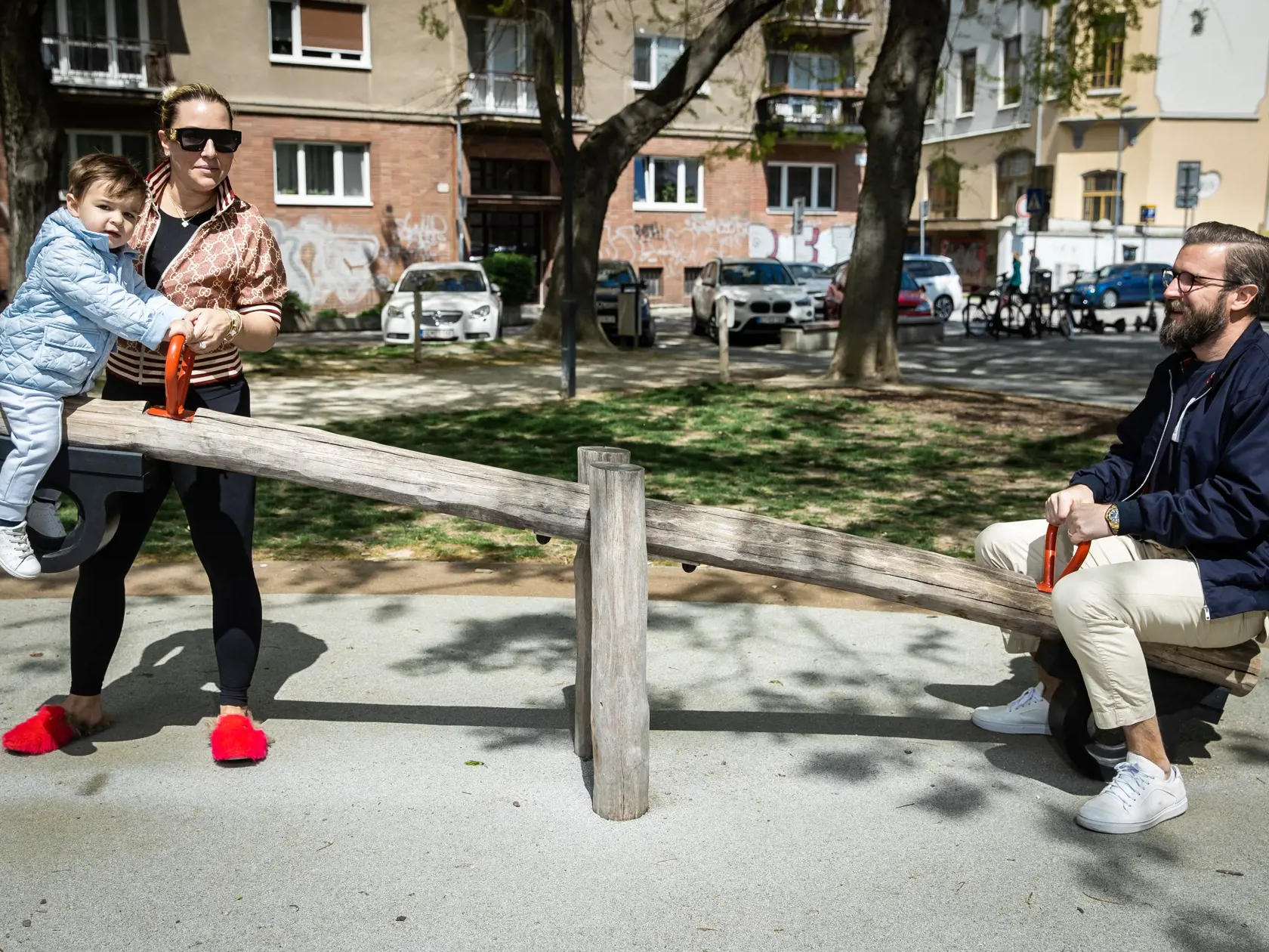 Dominika Navara Cibulková a Michal Navara pri prechádzke Bratislavou s ich synom.