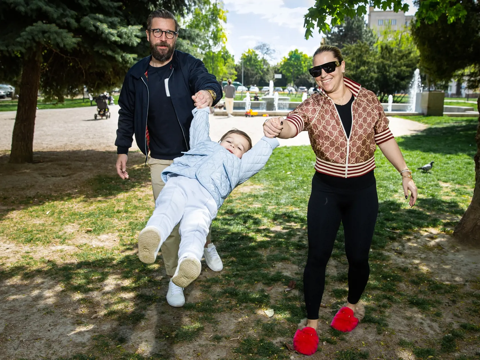Dominika Navara Cibulková a Michal Navara pri prechádzke Bratislavou s ich synom.