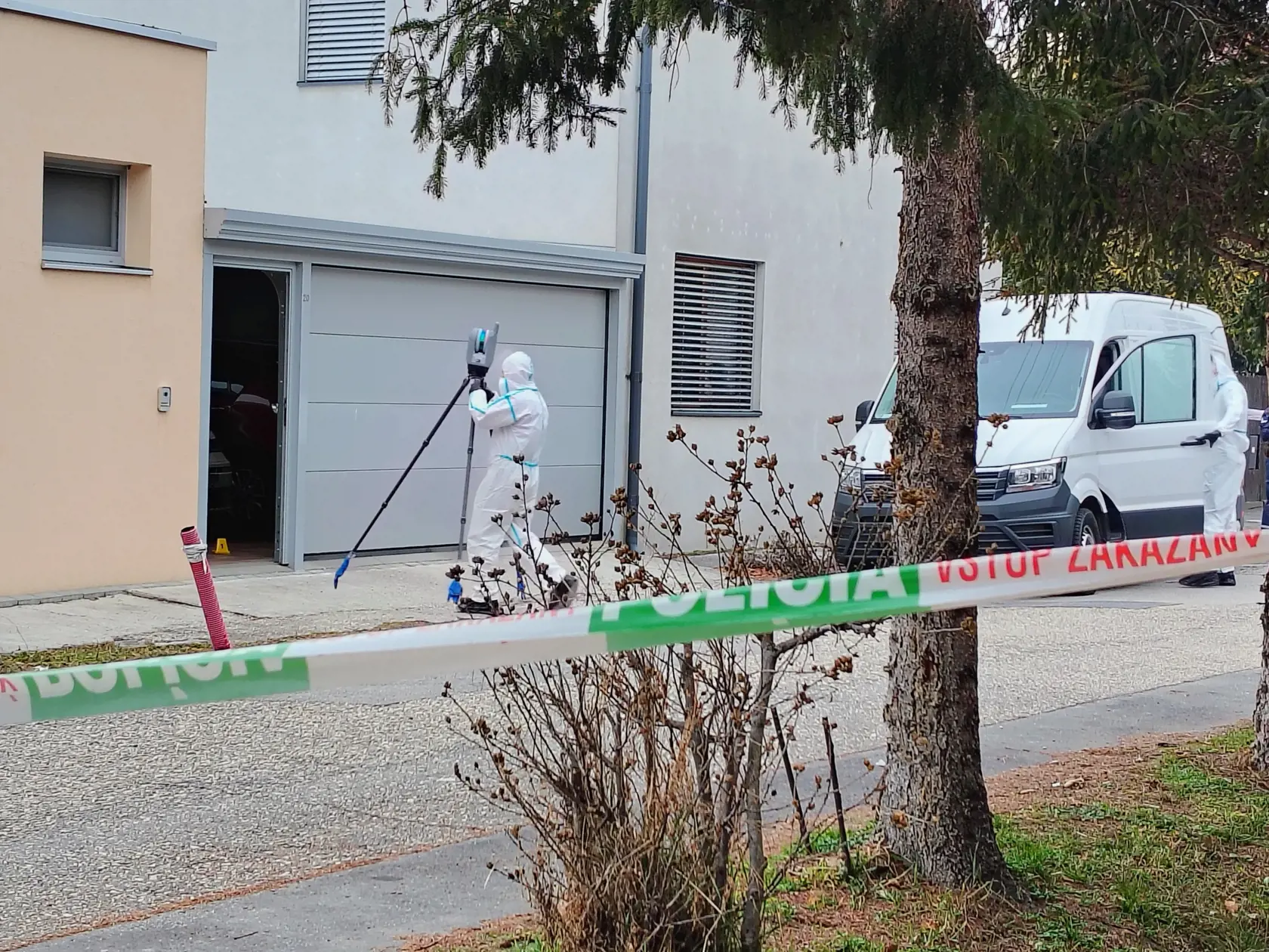 Na snímke polícia zasahuje na mieste tragédia v bratislavskom Ružinove. V jednom z rodinných domov sa našlo telo doboadnej ženy.