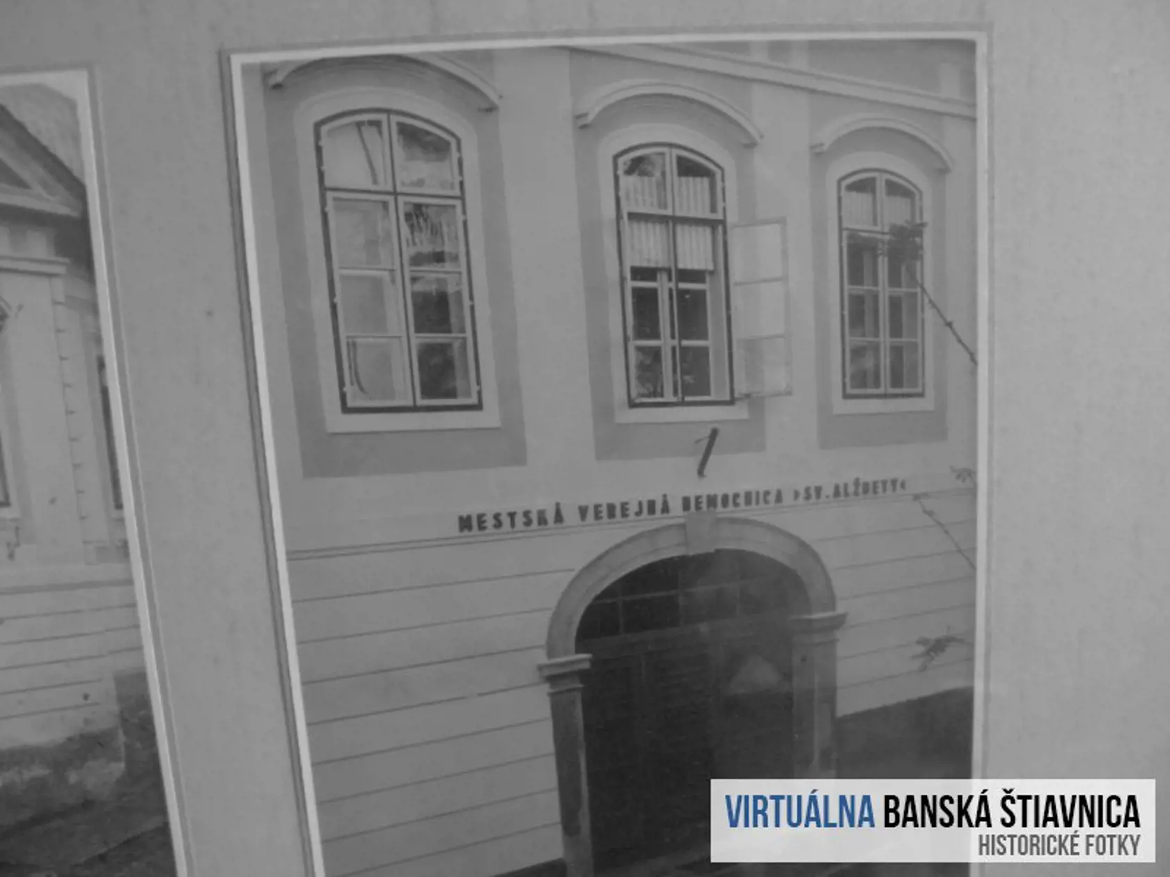 V klenutom vestibule zas bol prísny vrátnik a sanitkári. Sociálne zázemie bolo ponuré, robili tu aj klistír pred pôrodom.
