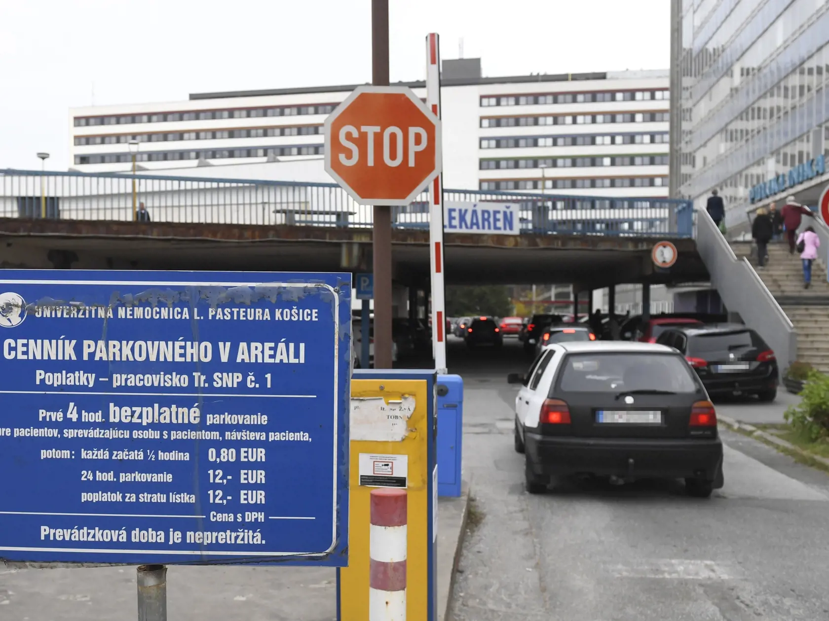 Univerzitná nemocnica Louisa Pasteura (UNLP) Košice po uzavretom moste uzavrela aj kryté podzemné parkovisko, ktoré je v havarijnom stave a tak sa parkovanie v nemocnici ešte viac skomplikuje. Priestranstvo nad krytým parkoviskom je tiež v zlom stave, technická kontrola ukáže, či bude nevyhnutné uzavrieť aj túto plochu. Na snímke vstupná rampa na parkovisko. Košice, 18. októbra 2021. FOTO TASR – František Iván
