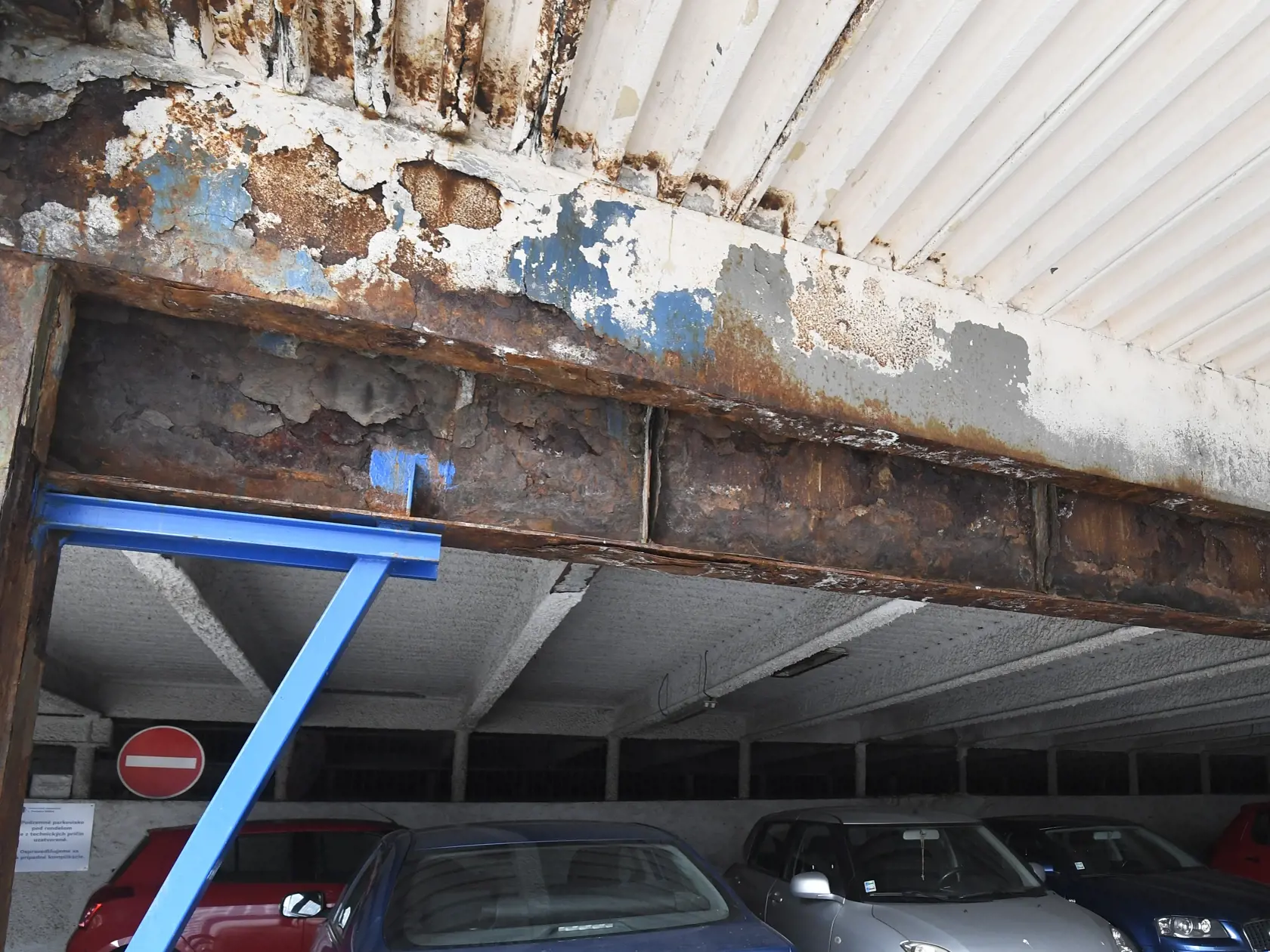 Univerzitná nemocnica Louisa Pasteura (UNLP) Košice po uzavretom moste uzavrela aj kryté podzemné parkovisko, ktoré je v havarijnom stave a tak sa parkovanie v nemocnici ešte viac skomplikuje. Priestranstvo nad krytým parkoviskom je tiež v zlom stave, technická kontrola ukáže, či bude nevyhnutné uzavrieť aj túto plochu. Na snímke havarijný stav podzemného parkoviska. Košice, 18. októbra 2021. FOTO TASR – František Iván