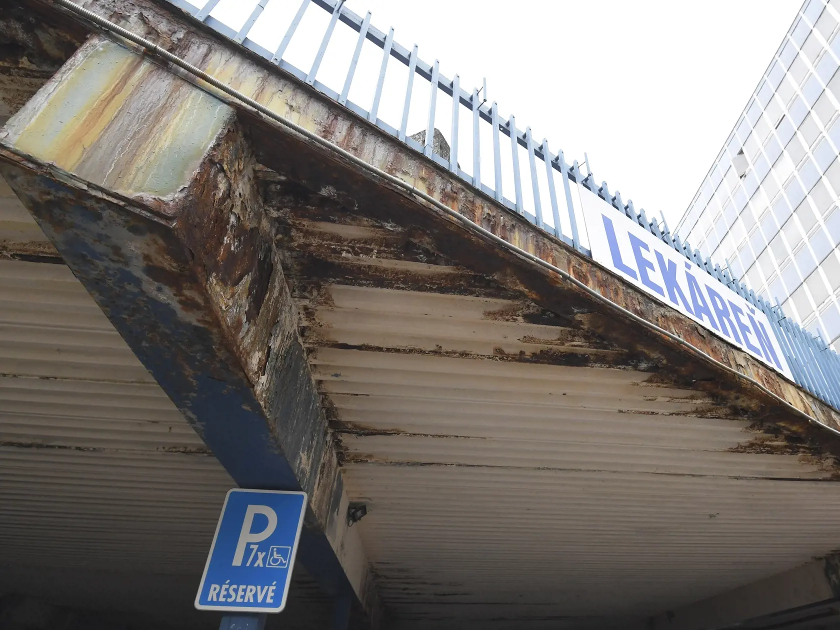 Univerzitná nemocnica Louisa Pasteura (UNLP) Košice po uzavretom moste uzavrela aj kryté podzemné parkovisko, ktoré je v havarijnom stave a tak sa parkovanie v nemocnici ešte viac skomplikuje. Priestranstvo nad krytým parkoviskom je tiež v zlom stave, technická kontrola ukáže, či bude nevyhnutné uzavrieť aj túto plochu. Na snímke havarijný stav podzemného parkoviska. Košice, 18. októbra 2021. FOTO TASR – František Iván