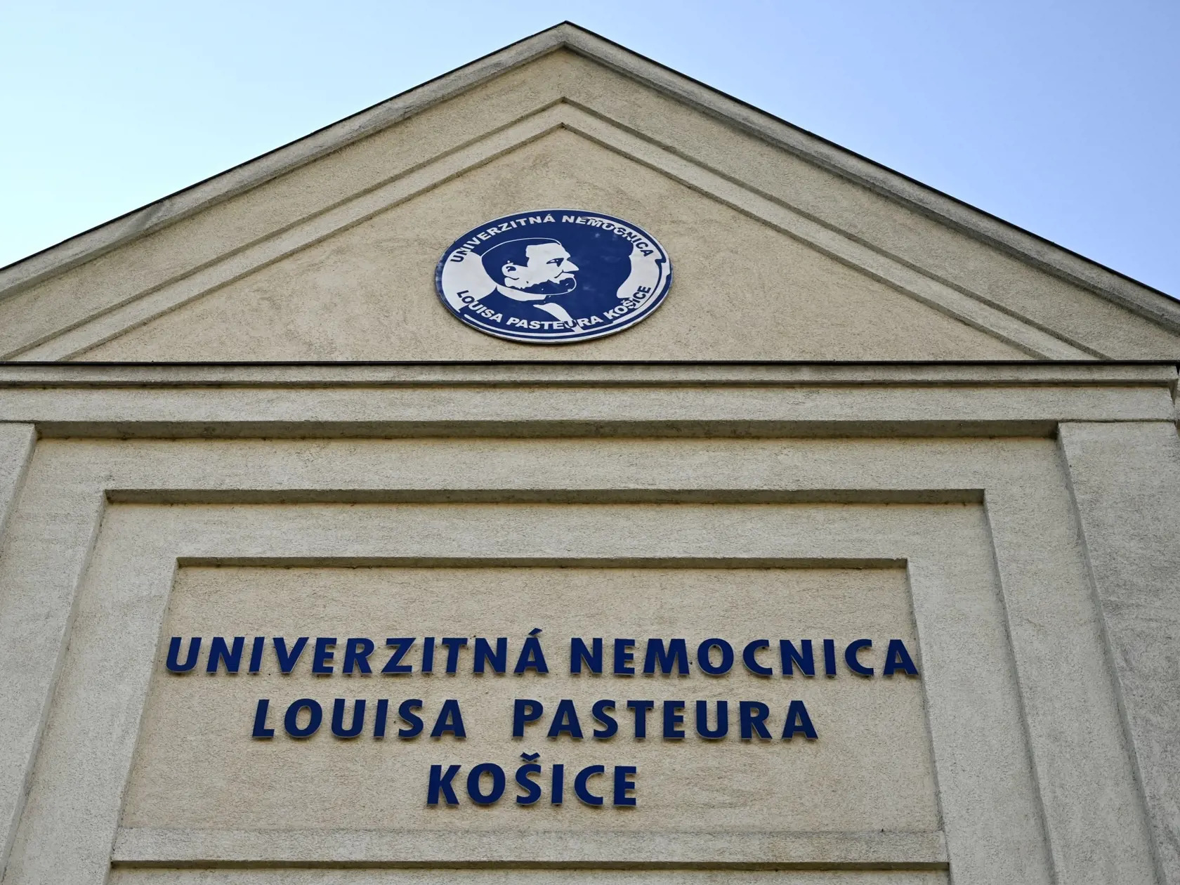 Na snímke priečelie budovy riaditeľstva Univerzitnej nemocnice L. Pasteura v Košiciach 29. októbra 2021. FOTO TASR - Roman Hanc