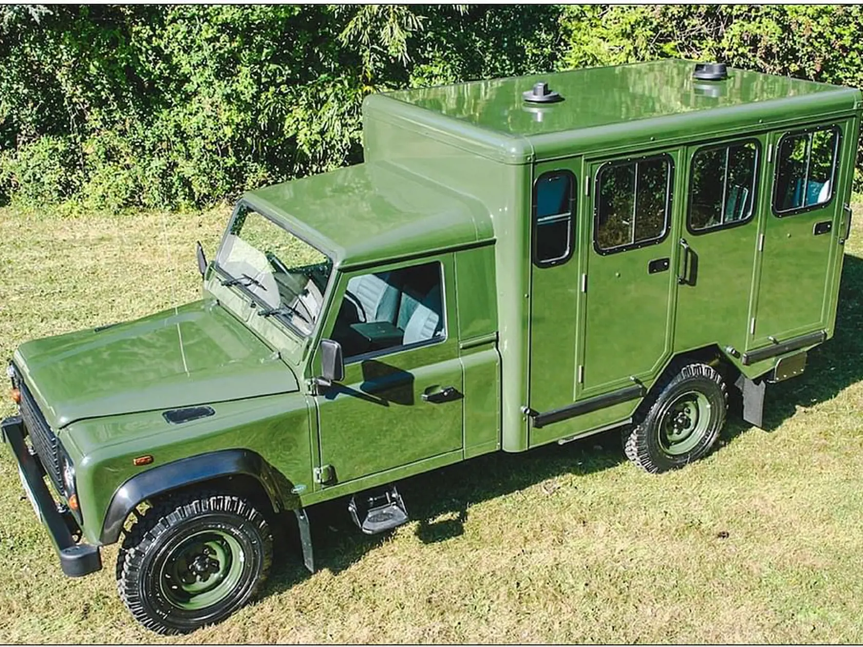 Philipa pochovávajú v upravenom vozidle Land Rover, ktorý sám pomáhal navrhnúť.