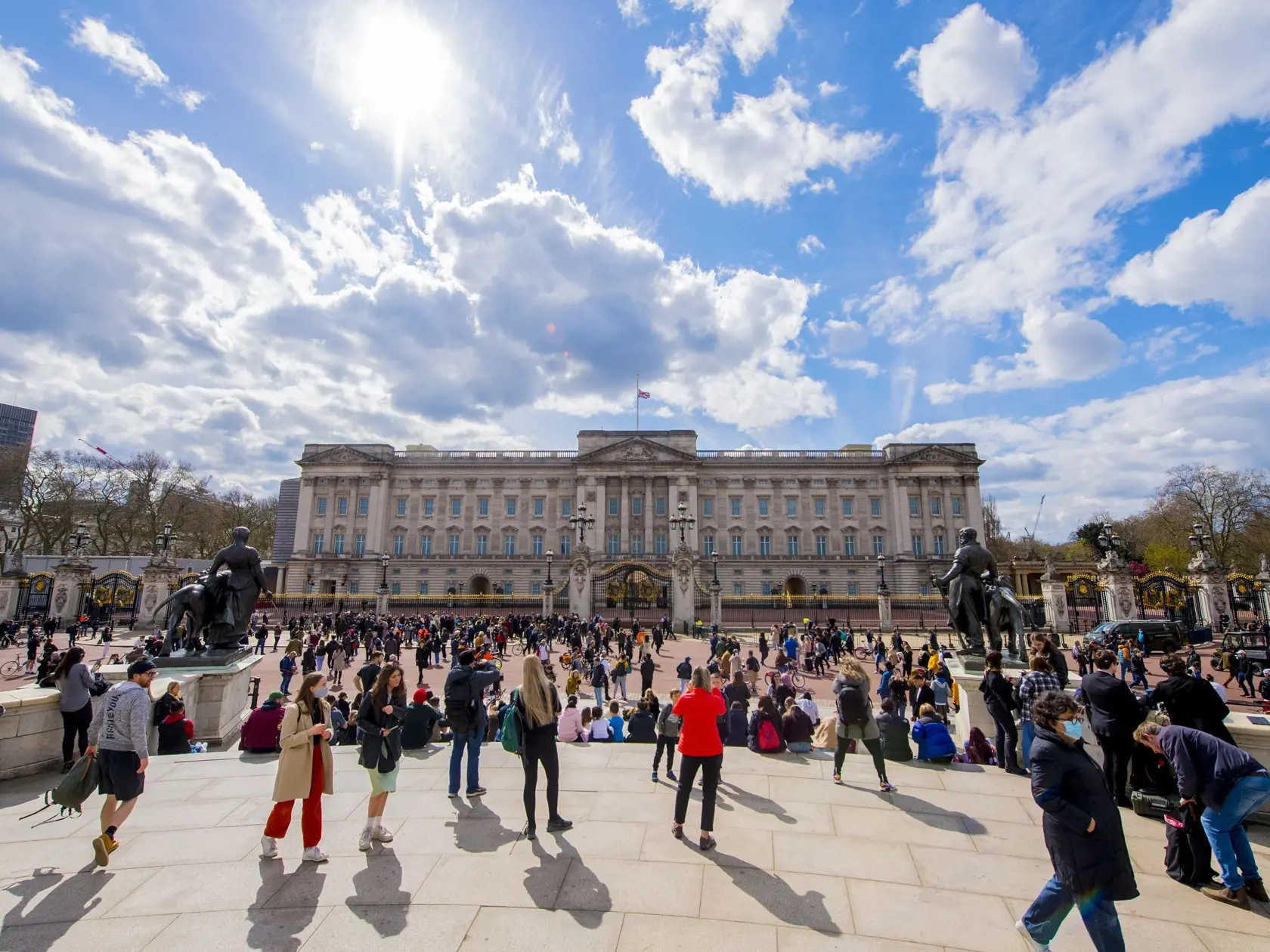 KK68 Londýn - Ľudia sa zhromažďujú pred Buckinghamským palácom po oznámení o úmrtí britského princa Philipa 9. apríla 2021 v Londýne. Britský princ Philip, manžel kráľovnej Alžbety II., zomrel v piatok vo veku 99 rokov. Oznámil to Buckinghamský palác.  "Jeho kráľovská výsosť zomrela dnes ráno pokojne na Windsorskom zámku," dodal palác s tým, že ďalšie informácie zverejnia v náležitom čase. FOTO TASR/AP
People gather outside Buckingham Palace, London, following the announcement of the death of th