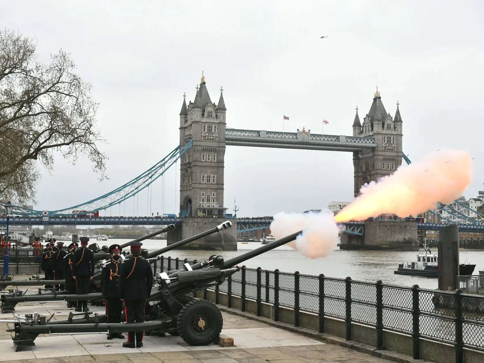 WA 40 Londýn - Príslušníci britského delostrelectva vystreľujú 41 čestných sálv na pamiatku zosnulého britského princa Philipa, manžela britskej kráľovnej Alžbety II. v Londýne v sobotu 10. apríla 2021. Počas 40 minút zaznelo každých 60 sekúnd celkovo 41 delostreleckých sálv na viacerých miestach v Británii, Gibraltári či aj na lodiach britského kráľovského loďstva na mori. Princ Philip zomrel v piatok ráno na Windsorskom hrade vo veku 99 rokov, dva mesiace pred svojimi 100. narodeninami. Britsk