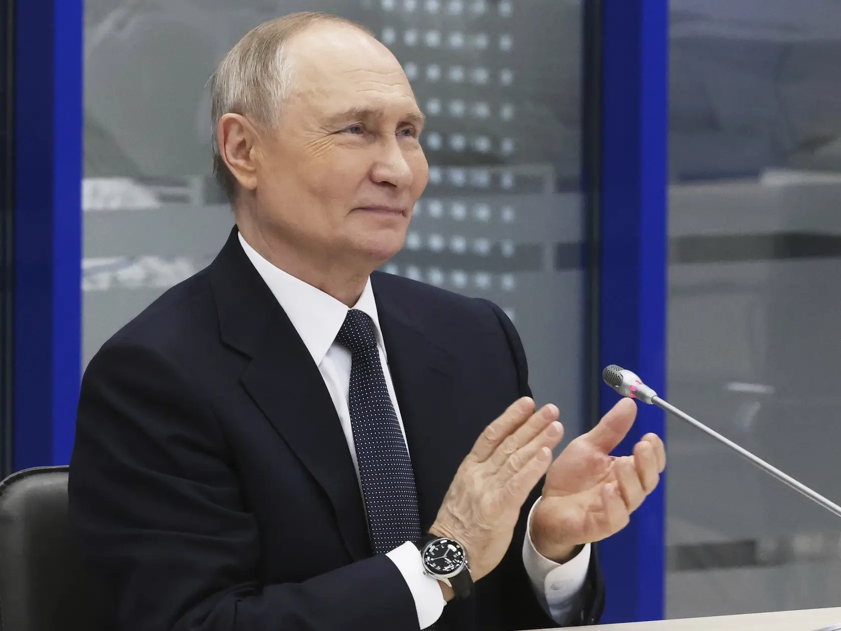 WA 6 Murmansk - Ruský prezident Vladimir Putin tlieska počas videokonferencie v Murmansku vo štvrtok 27. marca 2025. Putin navrhuje, aby Ukrajina prešla pod „dočasnú správu“ Organizácie Spojených národov s cieľom usporiadať na jej území „demokratické“ voľby, aby tak o mierovej dohode bolo možné rokovať už s novým vedením.  Putin navrhuje, aby sa takýto scenár zvážil ako jedna z možností. FOTO TASR/AP 

Russian President Vladimir Putin attends the initial loading ceremony at Lavna coal transshipment complex via videoconference in Murmansk, Russia, Thursday, March 27, 2025. (Sergei Karpukhin, Sputnik, Kremlin Pool Photo via AP)