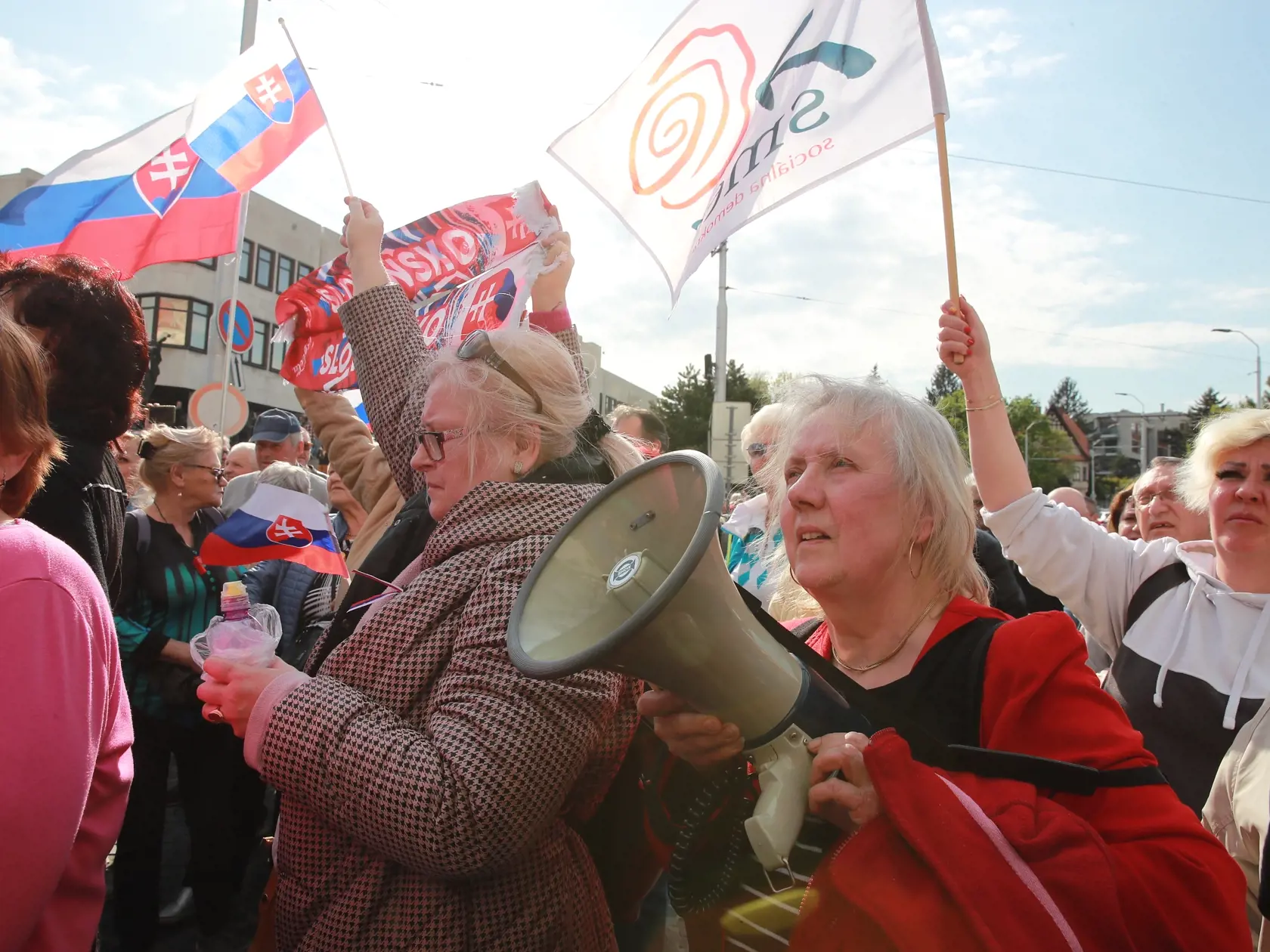 Protest Smeru-SD pred Národnou radou.