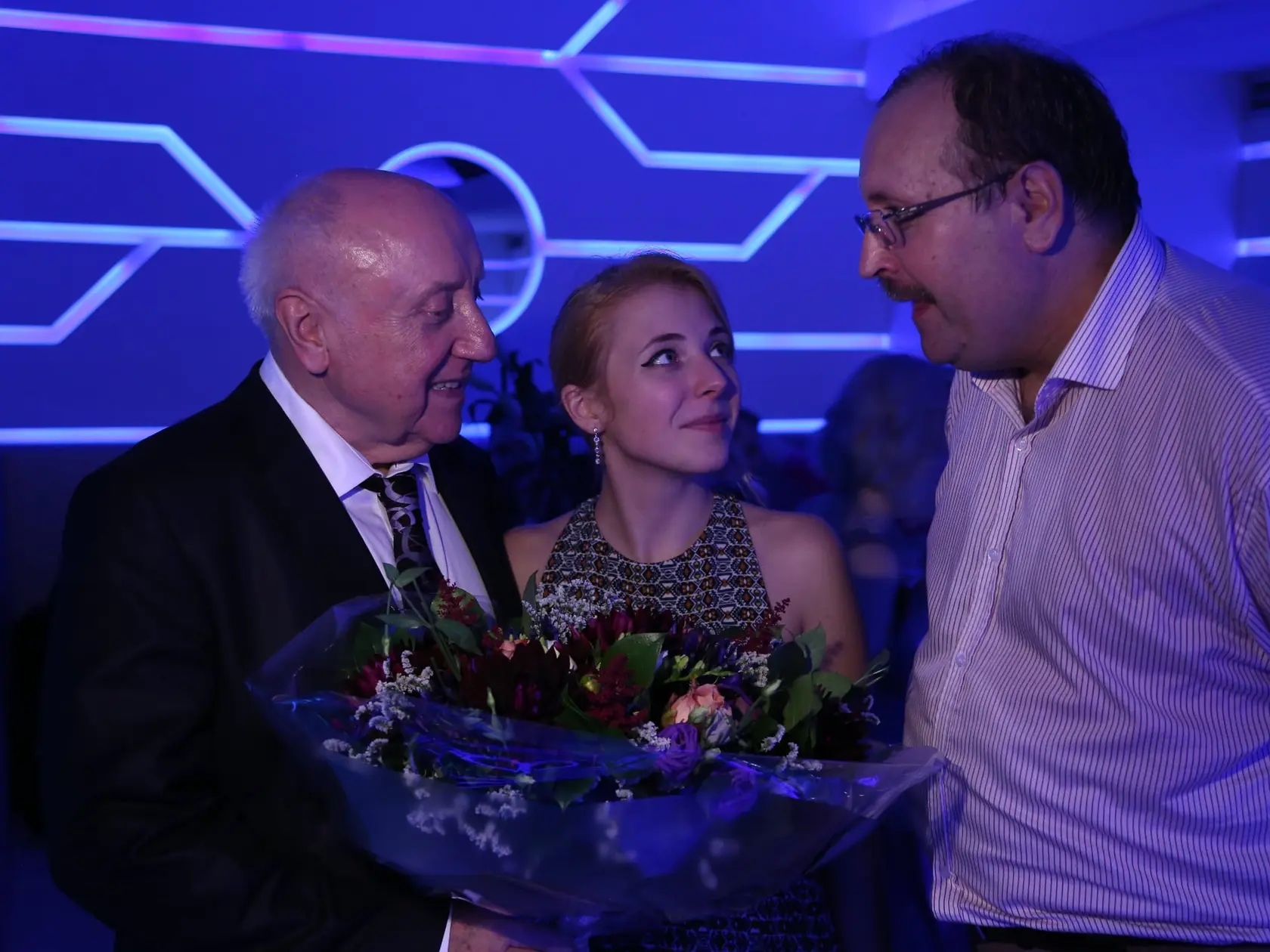 Slováčkoci na Muzikálovom festivale Jozefa Bednárika v Brusne: Po koncerte  Anička vo veľkom štýle oslávila 20 narodeniny a tešila sa, že má život pred sebou. Na zábere s rodinným priateľom Jánom Kubišom.