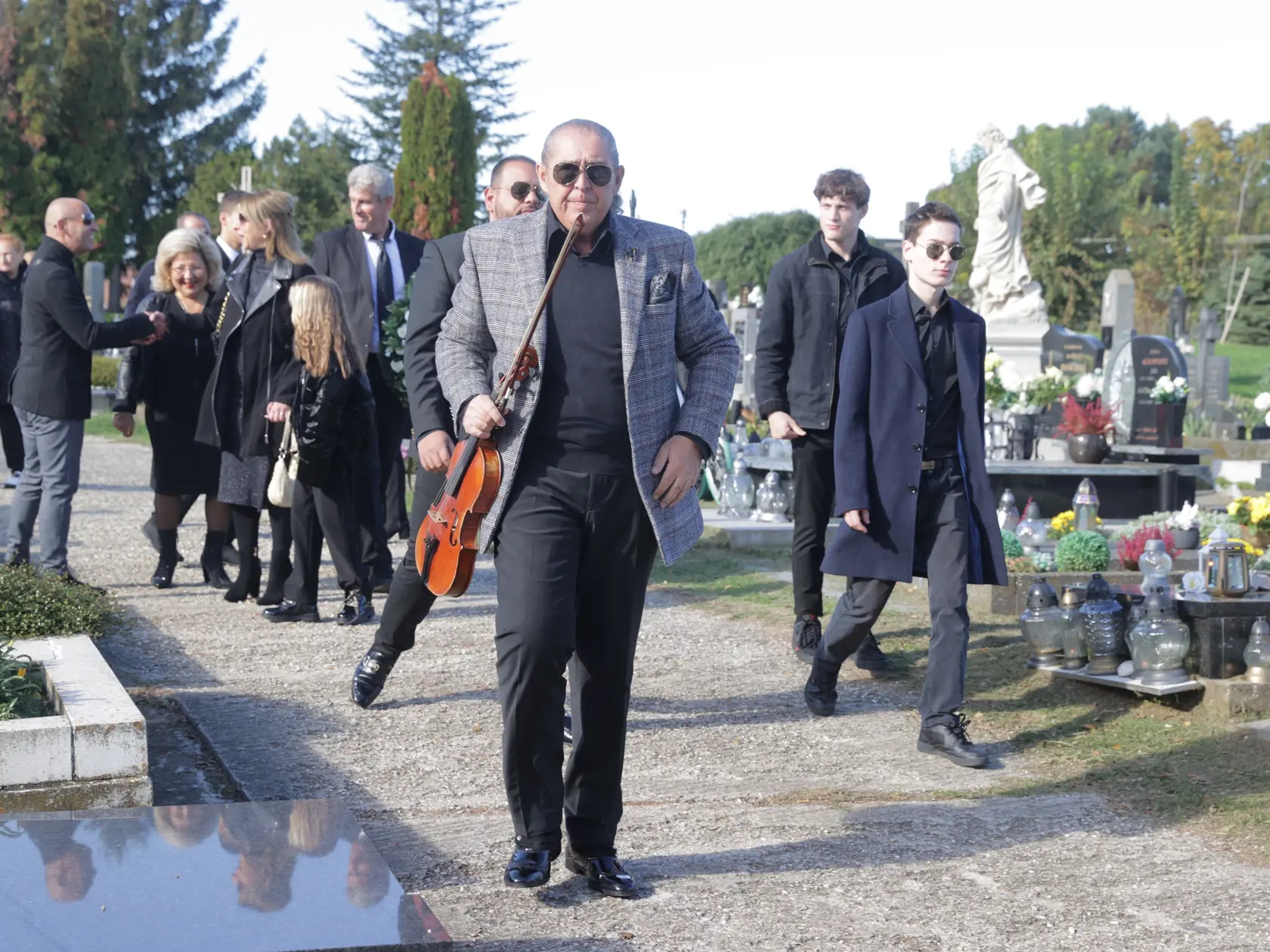 Posledná rozlúčka s hudobníkom Ľubom Virágom (†68), ktorý náhle zomrel pred pár dňami. Na snímke Berco Balogh.