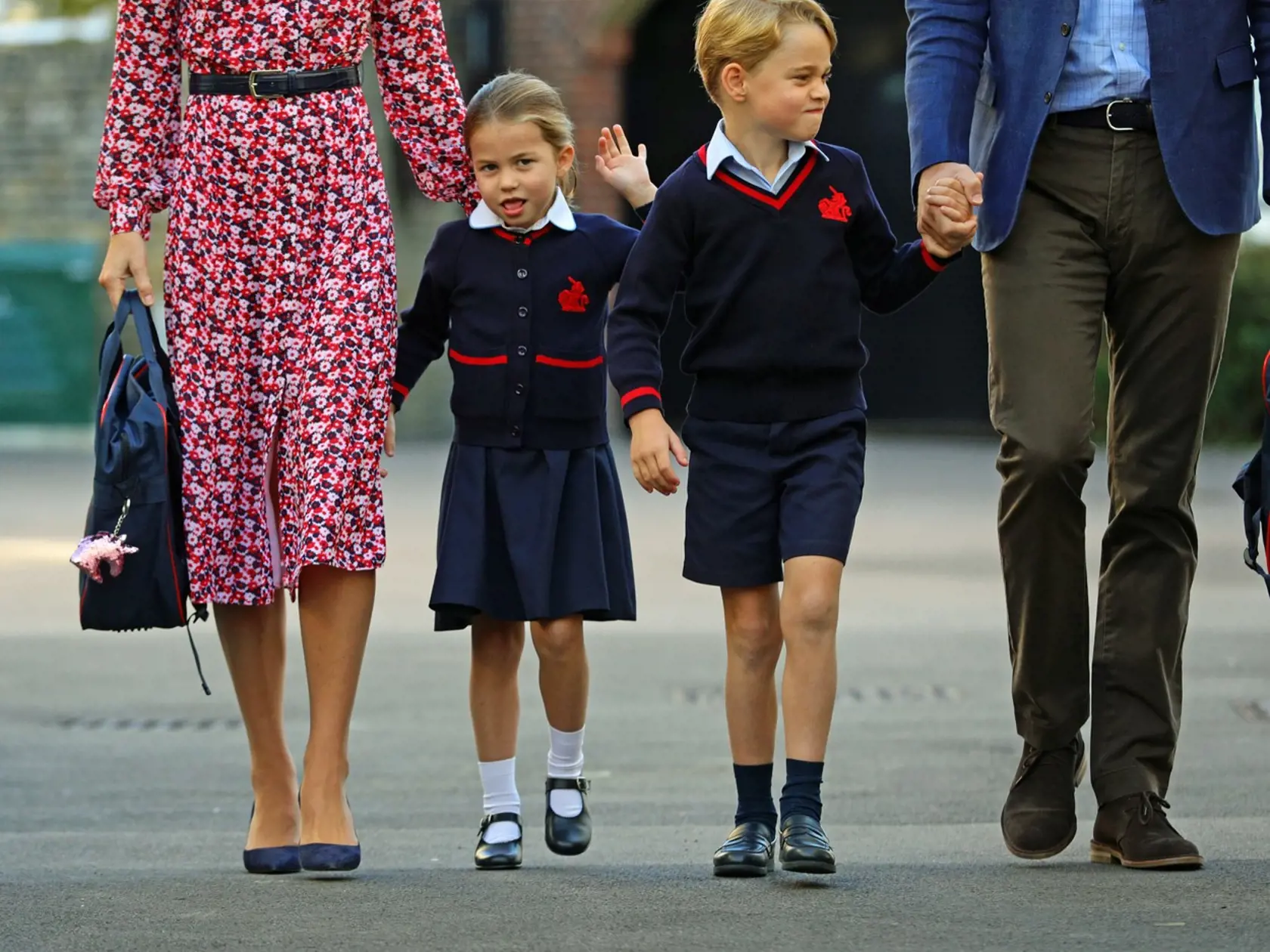 Charlotte chodí do tej istej súkromnej školy ako George.