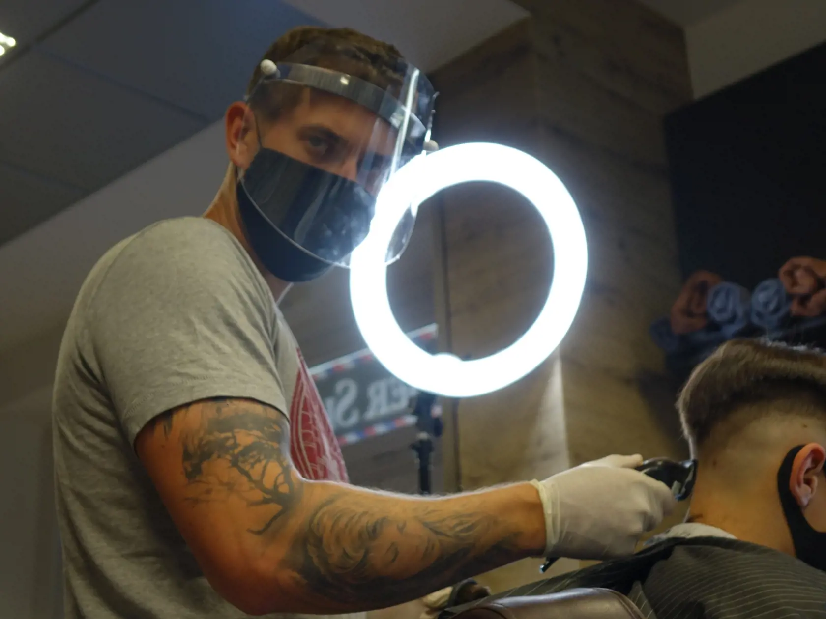 Dávid strihal sám seba už od 15-tich rokov. Barberom je však oficiálne rok.