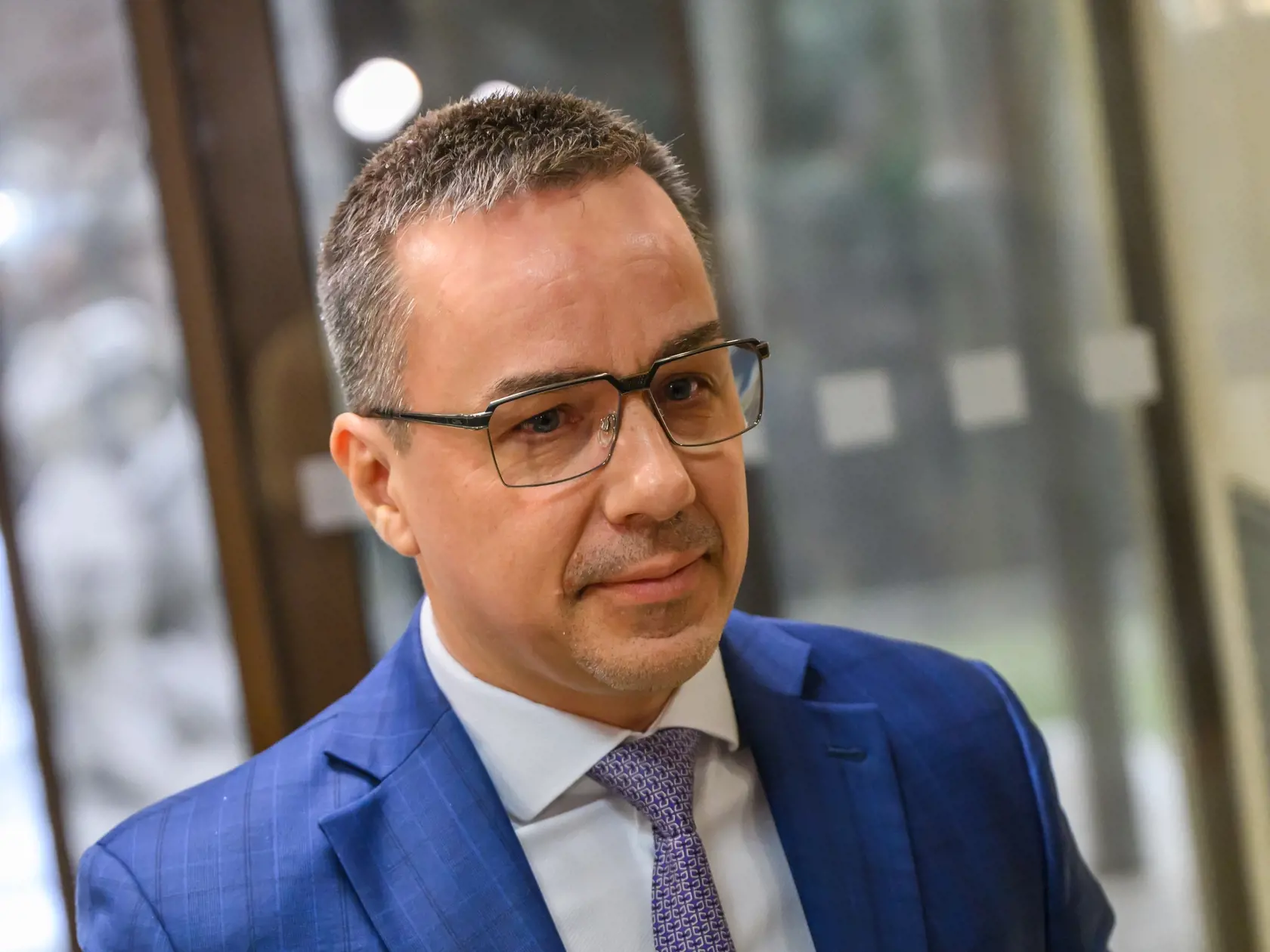 Na snímke minister práce, sociálnych vecí a rodiny SR Erik Tomáš (Hlas-SD) prichádza na 73. schôdzu vlády SR v Bratislave 12. februára 2025.