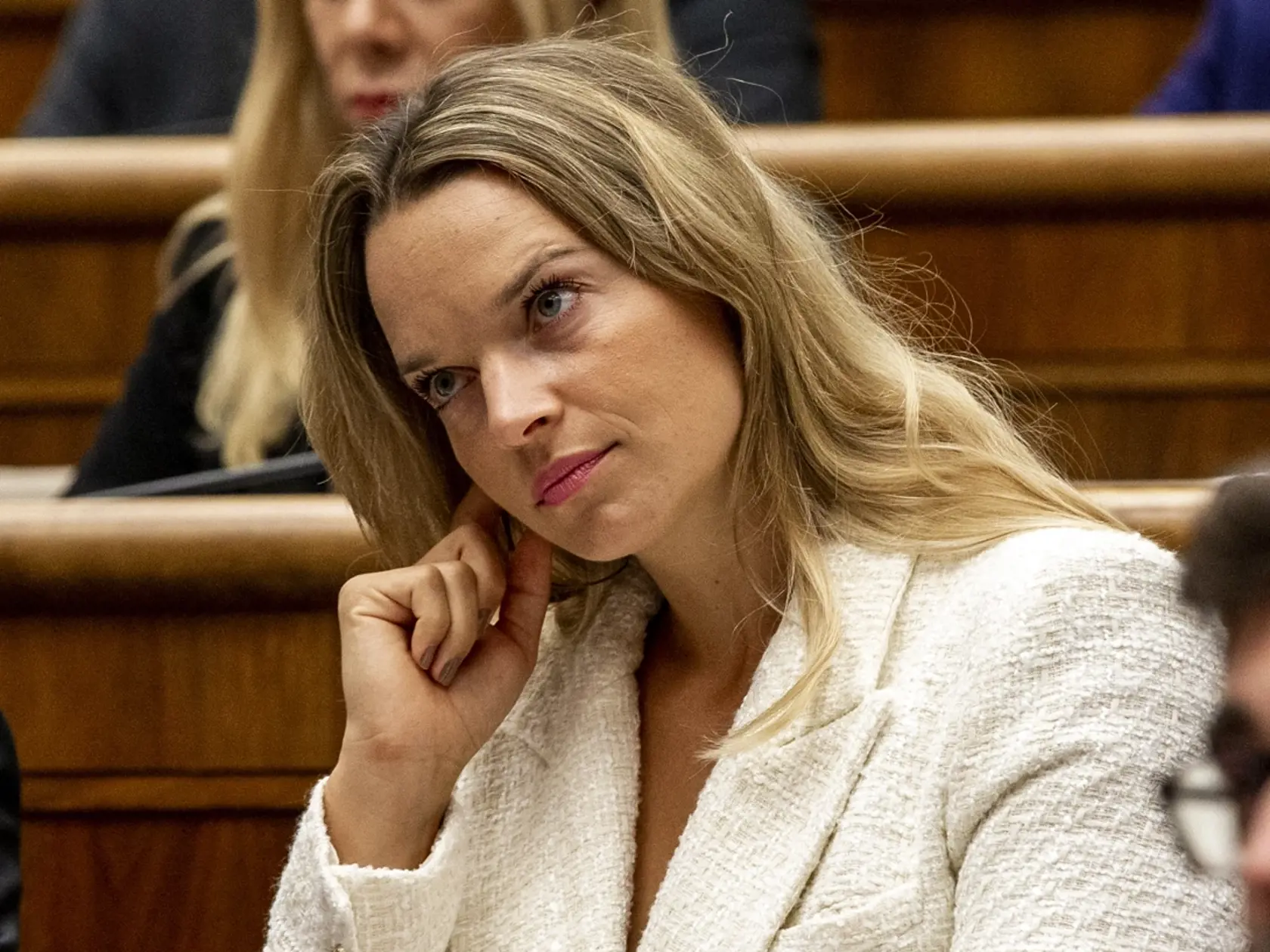 Každá z poslankýň má na onú noc iné spomienky. V nedeľu zareagovala novopečená členka poslaneckého klubu Sme rodina na obvinenia Cigánikovej. Jej verzia hovorí o tom, že Bittó Cigániková prišla za ňou v „nepríčetnom stave“, začala vulgárne nadávať na ňu aj jej rodinu a následne došlo ku konfliktu. „Zahnala sa na mňa po tvári a ako sa zahnala druhýkrát, strhla mi z hlavy šiltovku a hodila ju do miestnosti,“ uviedla.