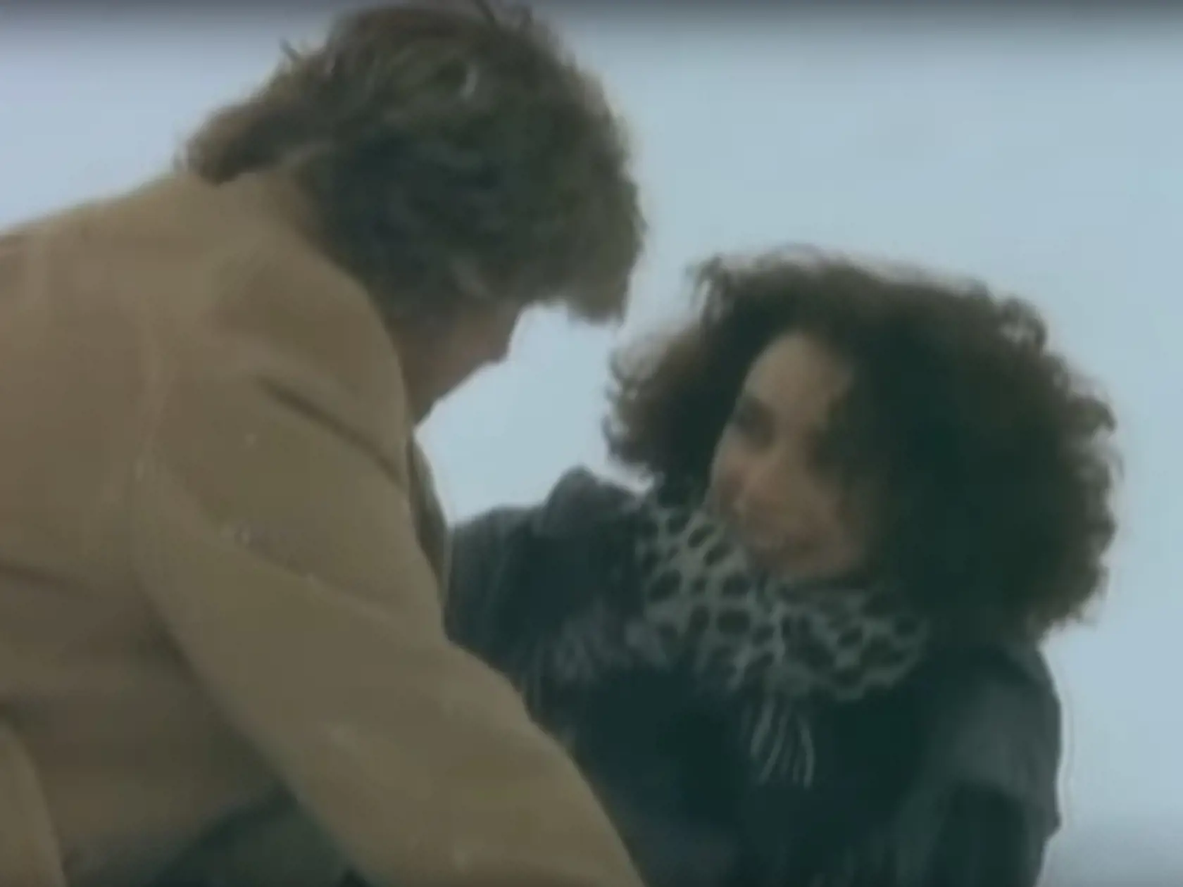 George Michael a Kathy Hillová ako rozídení milenci v klipe Last Christmas.
