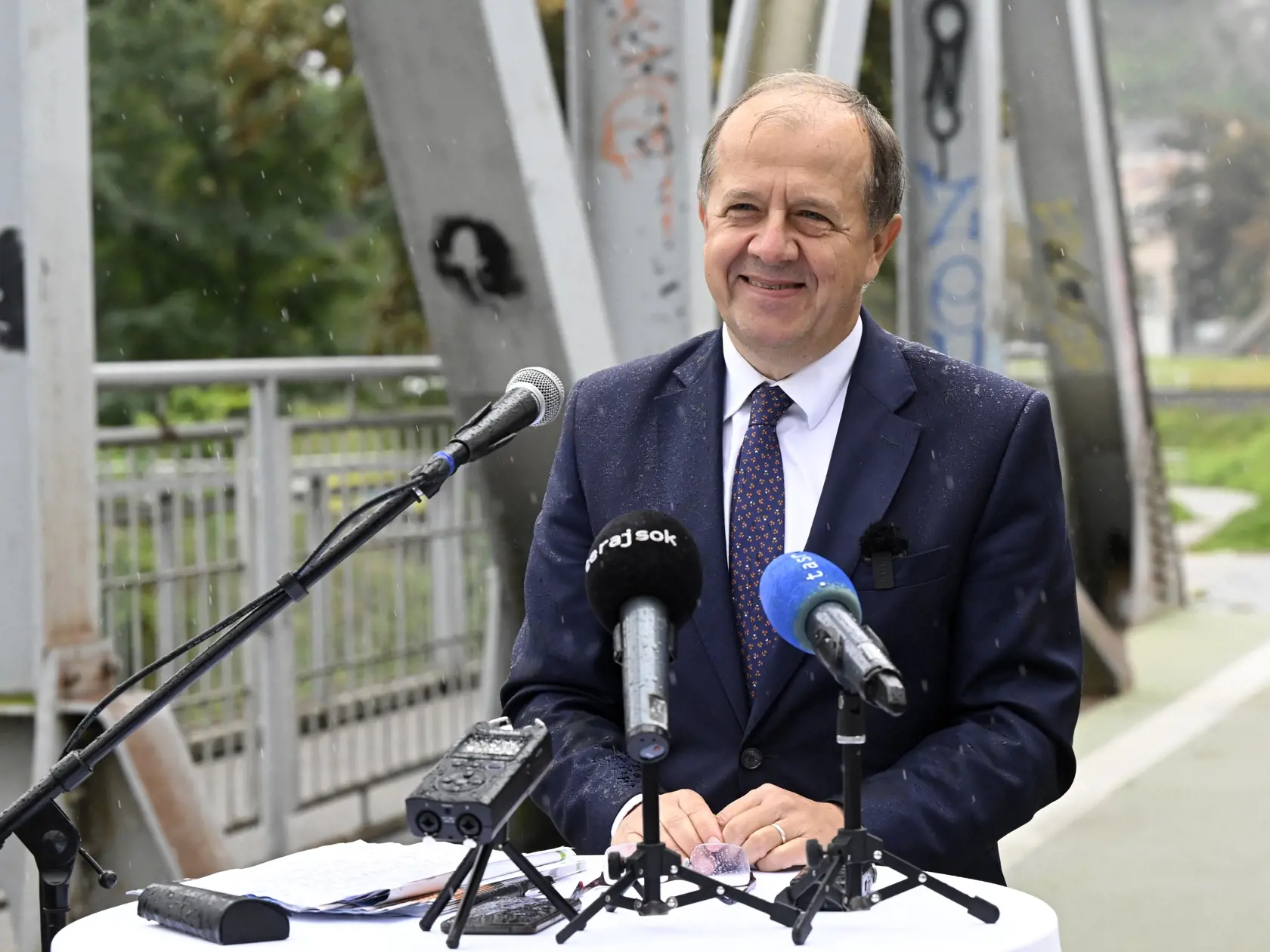 Na snímke úradujúci primátor mesta Trenčín Richard Rybníček počas tlačovej konferencie na ktorej oznámil svoju opätovnú kandidatúru na post primátora mesta Trenčín 27. septembra 2022 na starom železničnom moste v Trenčíne. FOTO TASR - Radovan Stoklasa