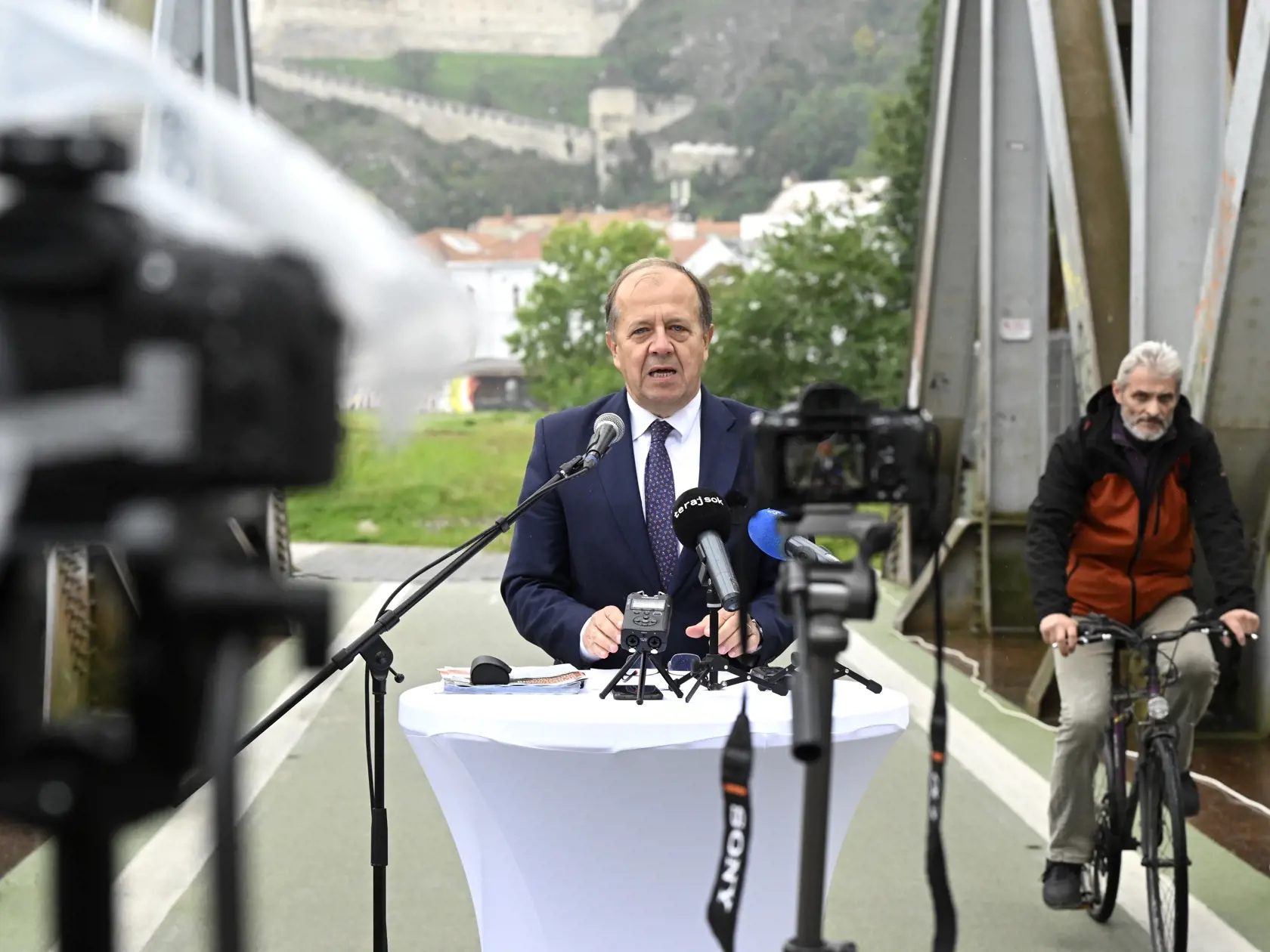 Na snímke úradujúci primátor mesta Trenčín Richard Rybníček počas tlačovej konferencie na ktorej oznámil svoju opätovnú kandidatúru na post primátora mesta Trenčín 27. septembra 2022 na starom železničnom moste v Trenčíne. FOTO TASR - Radovan Stoklasa