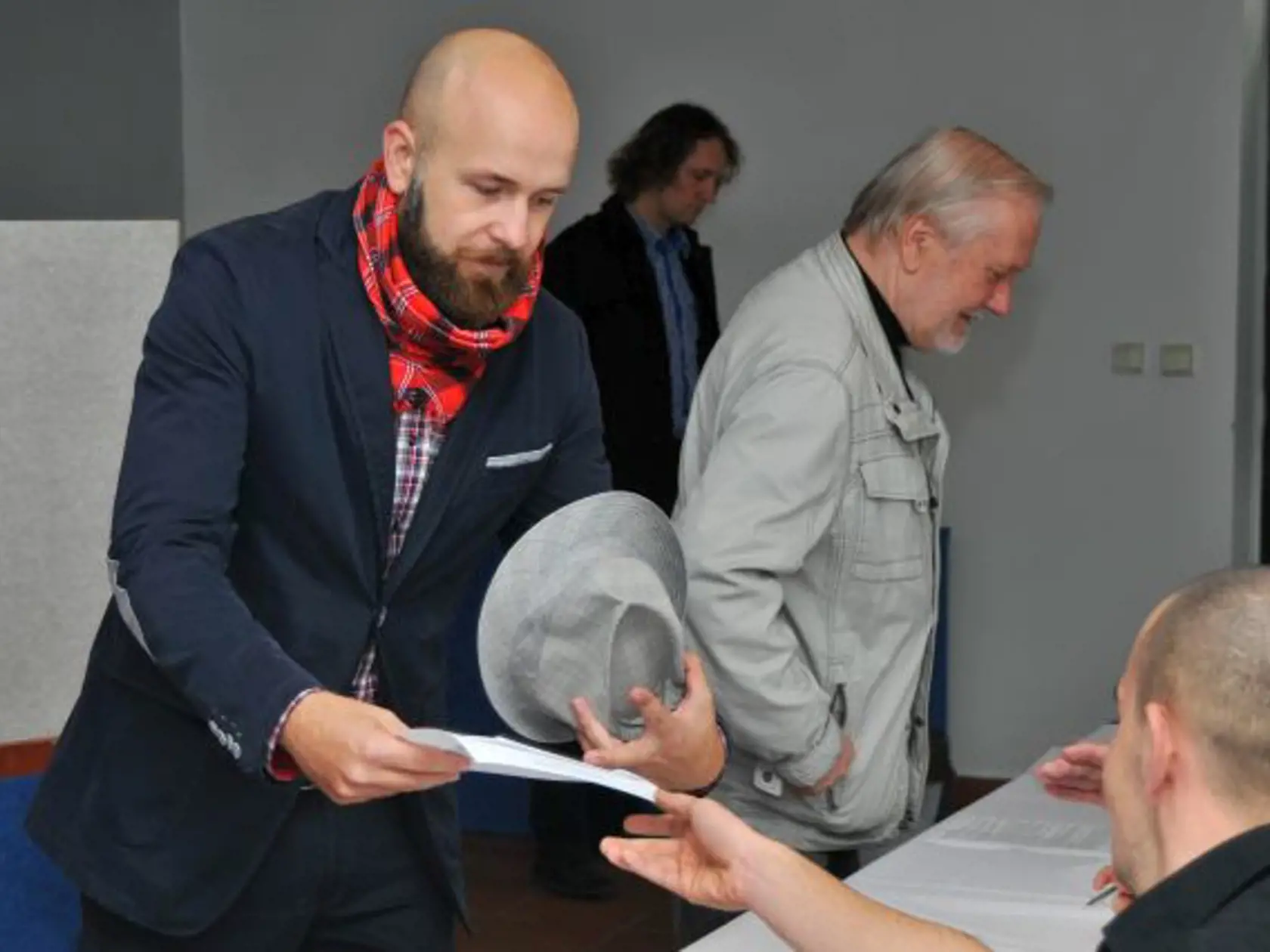 Na snímke vľavo kandidát na primátora Trnavy Peter Bročka vo volebnej miestnosti počas Volieb do orgánov samosprávy obcí na radnici v Trnave dňa 15. novembra 2014. FOTO TASR - Lukáš Grinaj 