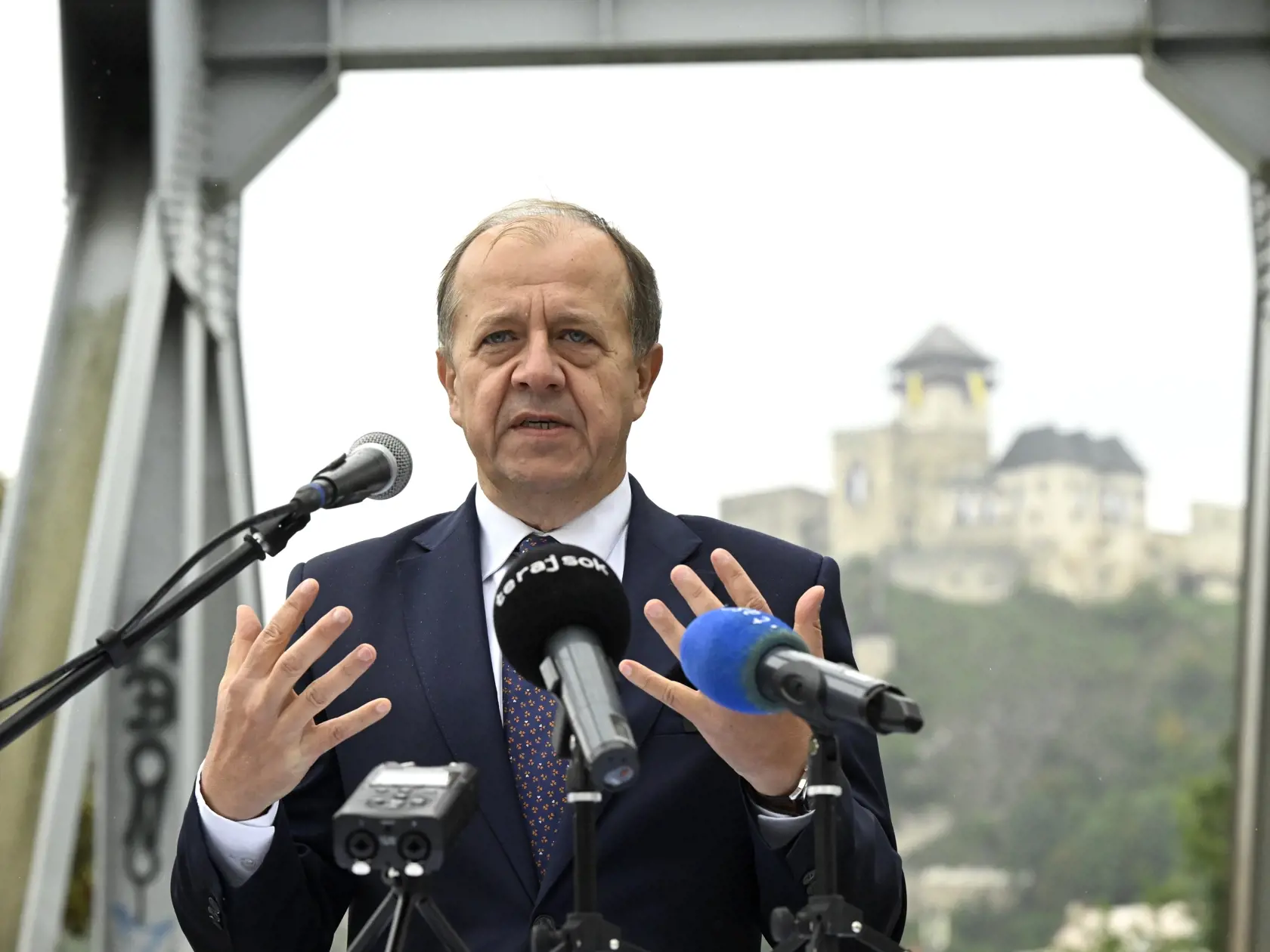 Na snímke úradujúci primátor mesta Trenčín Richard Rybníček počas tlačovej konferencie na ktorej oznámil svoju opätovnú kandidatúru na post primátora mesta Trenčín 27. septembra 2022 na starom železničnom moste v Trenčíne. FOTO TASR - Radovan Stoklasa