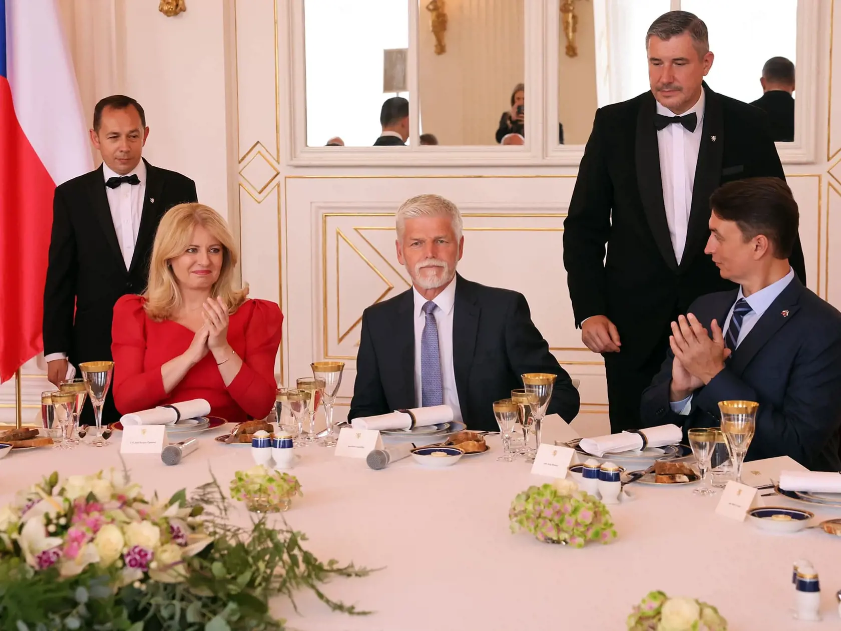 „Vyvrcholením rozlúčkovej návštevy v Prahe bol slávnostný obed, na ktorý pán prezident a prvá dáma pozvali viac ako stovku českých a slovenských osobností, ktoré svojim osobným príbehom a prácou stelesňujú mimoriadne vzťahy medzi našimi národmi a krajinami.“