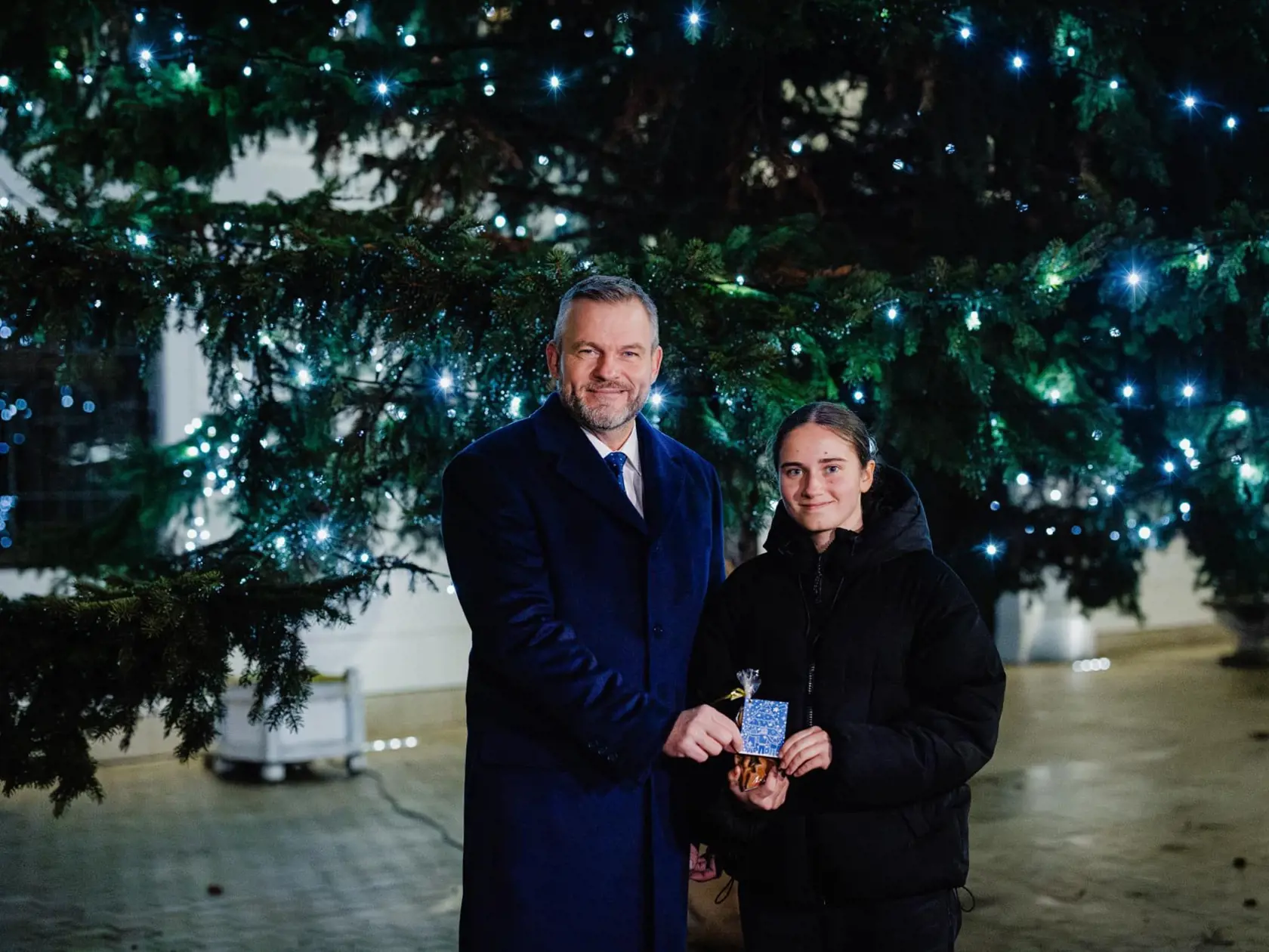 "Autorkou vianočnej pohľadnice, ktorú budem tento rok posielať do celého sveta, je Dominika zo základnej školy v Komárne," uviedol Peter Pellegrini.