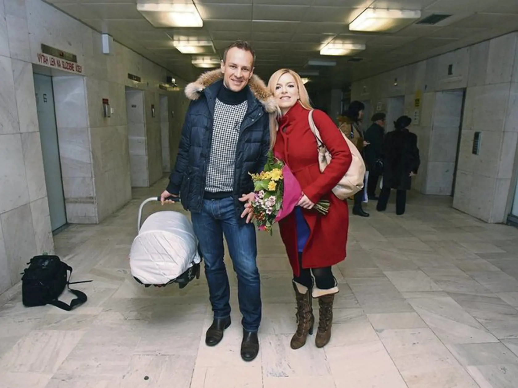 Zlatica Puškárová sa pri odchode z pôrodnice zabalila do červeného kabáta, ale prísne dbala na to, aby jej mejkap a vlasy vyzerali bezchybne.