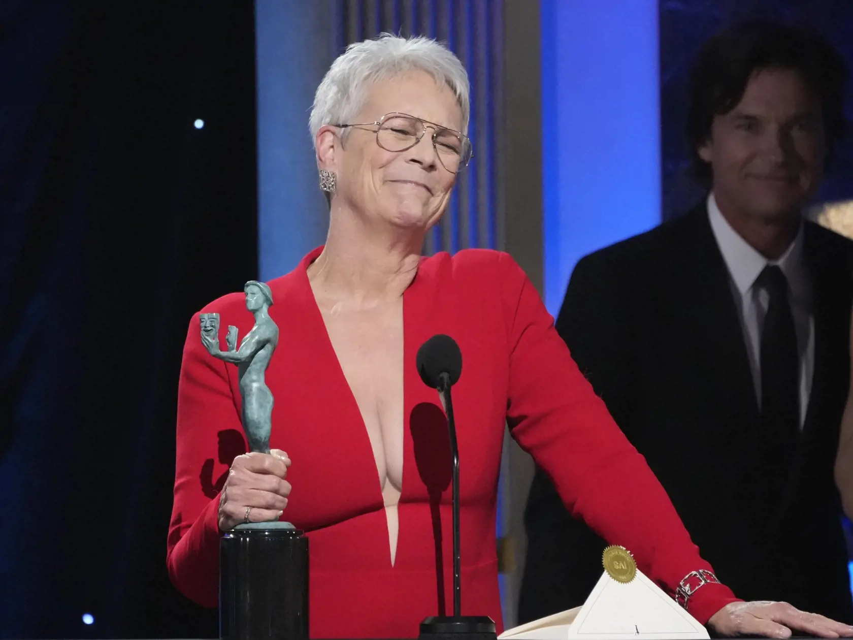 Na snímke americká herečka Jamie Lee Curtis si prebrala Cenu za najlepší ženský herecký výkon vo vedľajšej úlohe v absurdnej sci-fi snímke Všetko, všade, naraz (Everything Everywhere All at Once) na 29. ročníku udeľovania cien Screen Actors Guild (SAG) Awards v americkom Fairmont Century Plaza v Los Angeles v nedeľu 26. februára 2023. FOTO TASR/AP