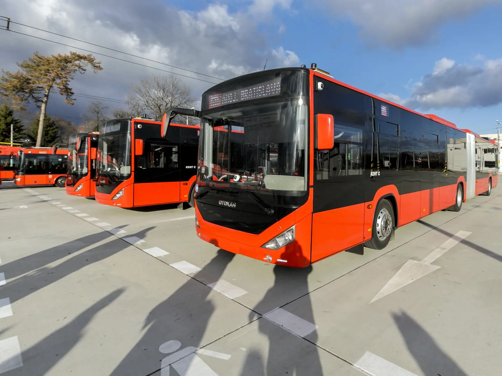 V uliciach Bratislavy budú už onedlho premávať nové, vyše 18-metrové kĺbové autobusy Otokar Kent C.