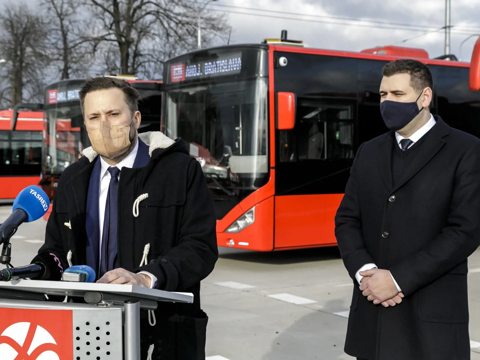 Autobusy v piatok predstavil primátor Bratislavy Matúš Vallo a predseda predstavenstva Dopravného podniku Bratislava (DPB) Martin Rybanský.