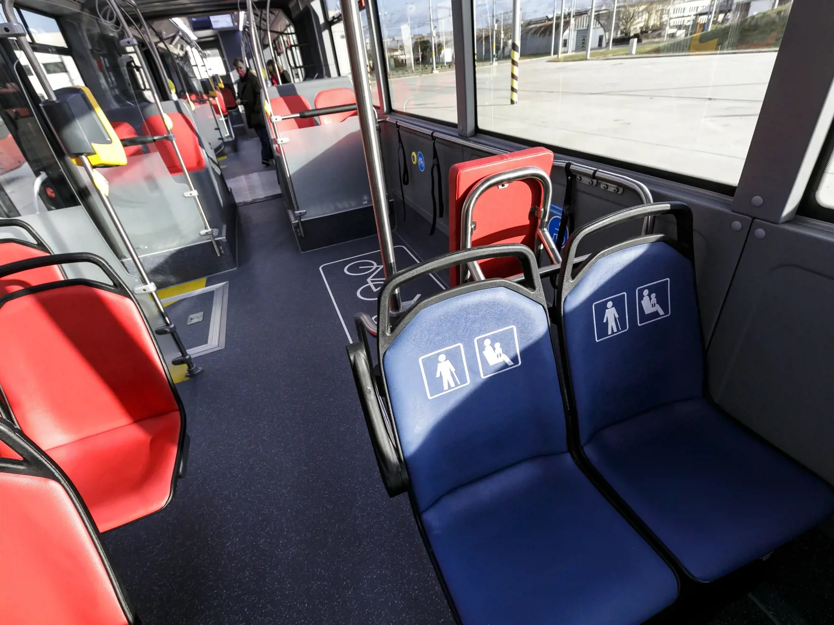 Interiér nových autobusov je klimatizovaný a farebne upravený s 39 hygienickými koženkovými sedadlami a s nerezovým prevedením držadiel.