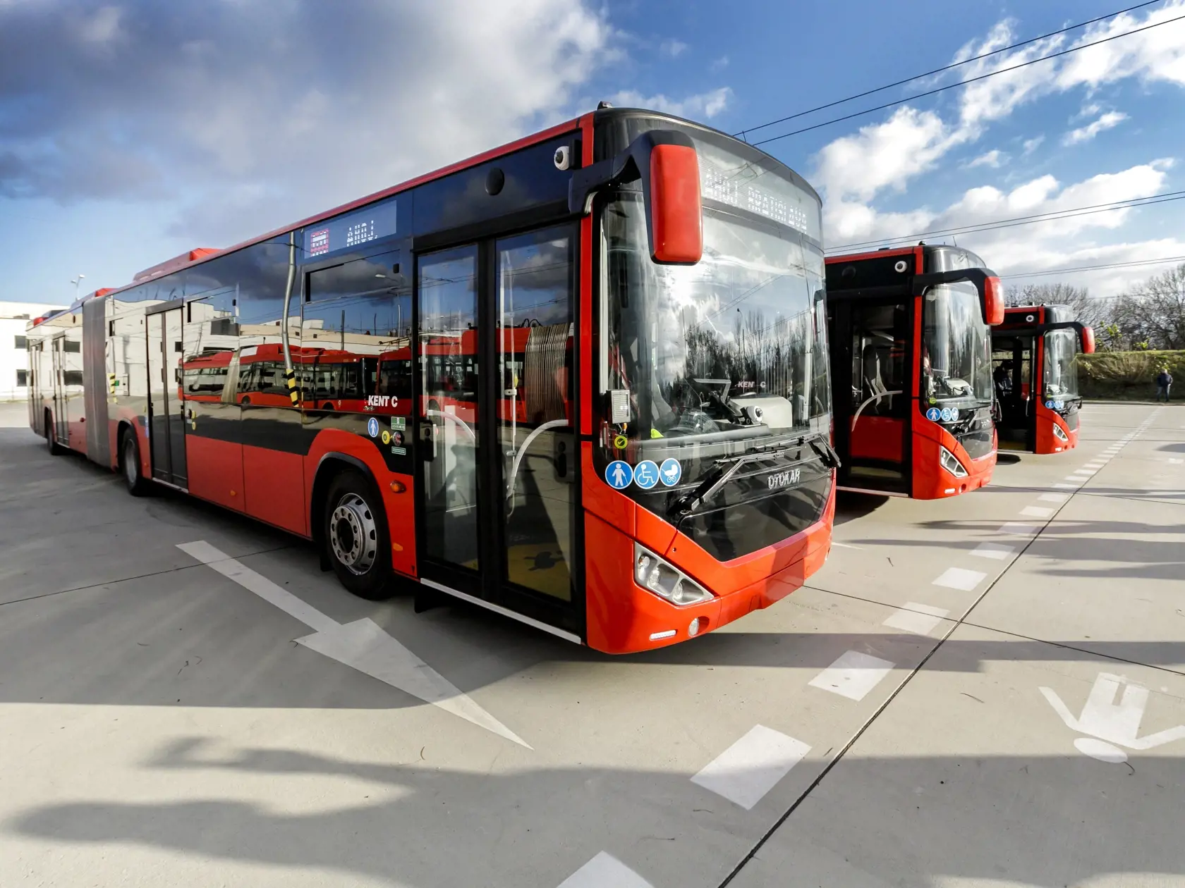 Nechýba ani WiFi pripojenie, USB nabíjačky a systém APC na automatické počítanie cestujúcich.