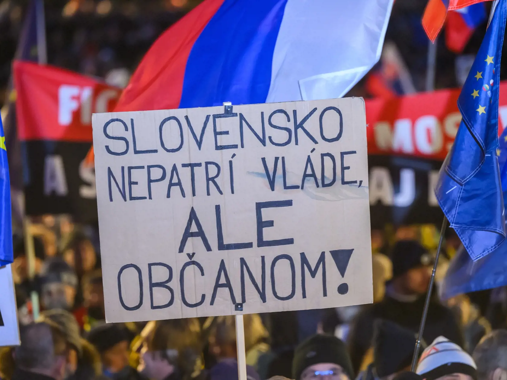 Snímky z protestu Slovensko je Európa v Bratislave na Námestí slobody.