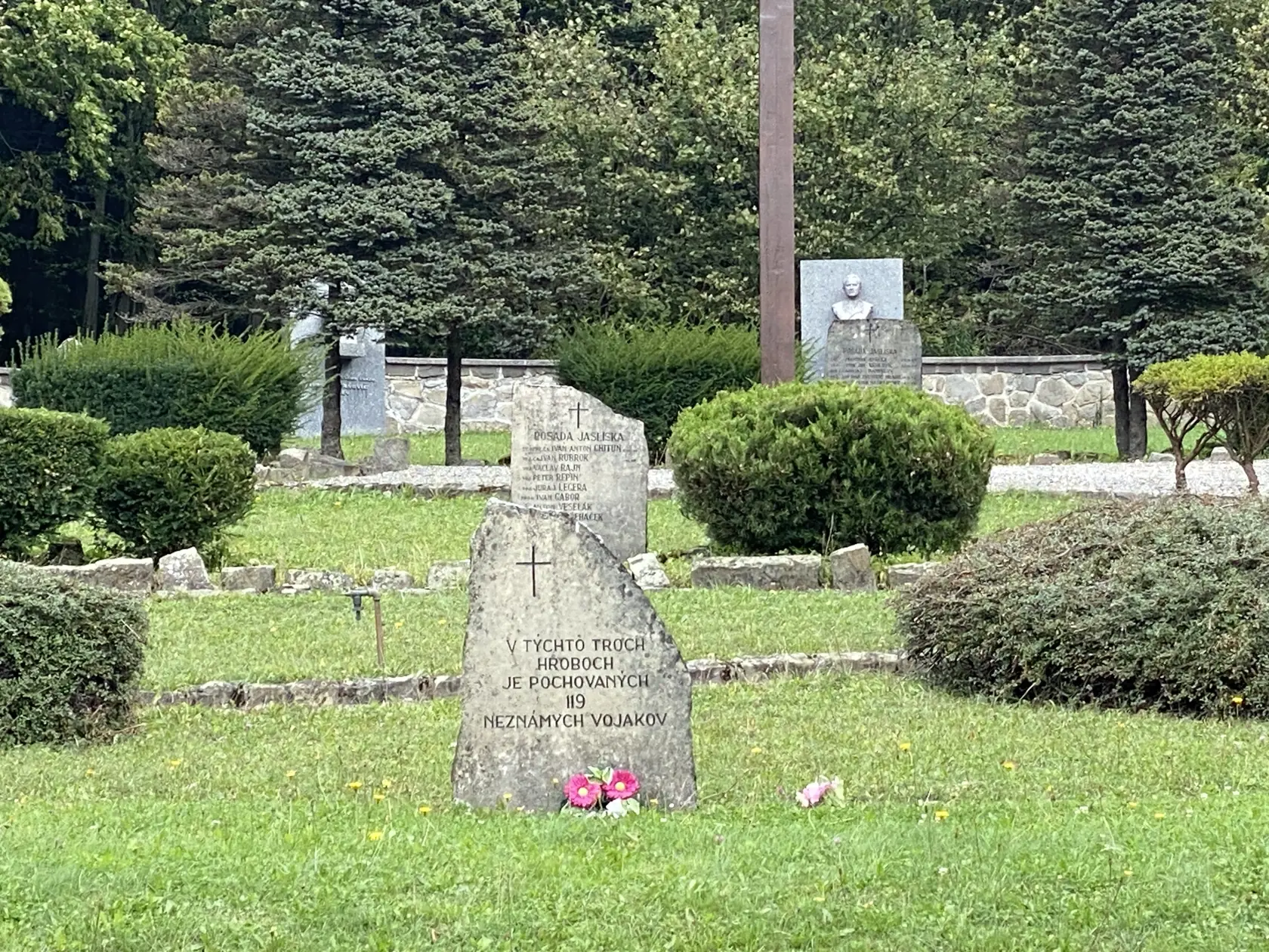 Súčasťou pamätníka je pamätný cintorín, kde je pochovaných 565 príslušníkov 1. čs. armádneho zboru v ZSSR, ktorí zahynuli počas Karpatsko-duklianskej operácie.