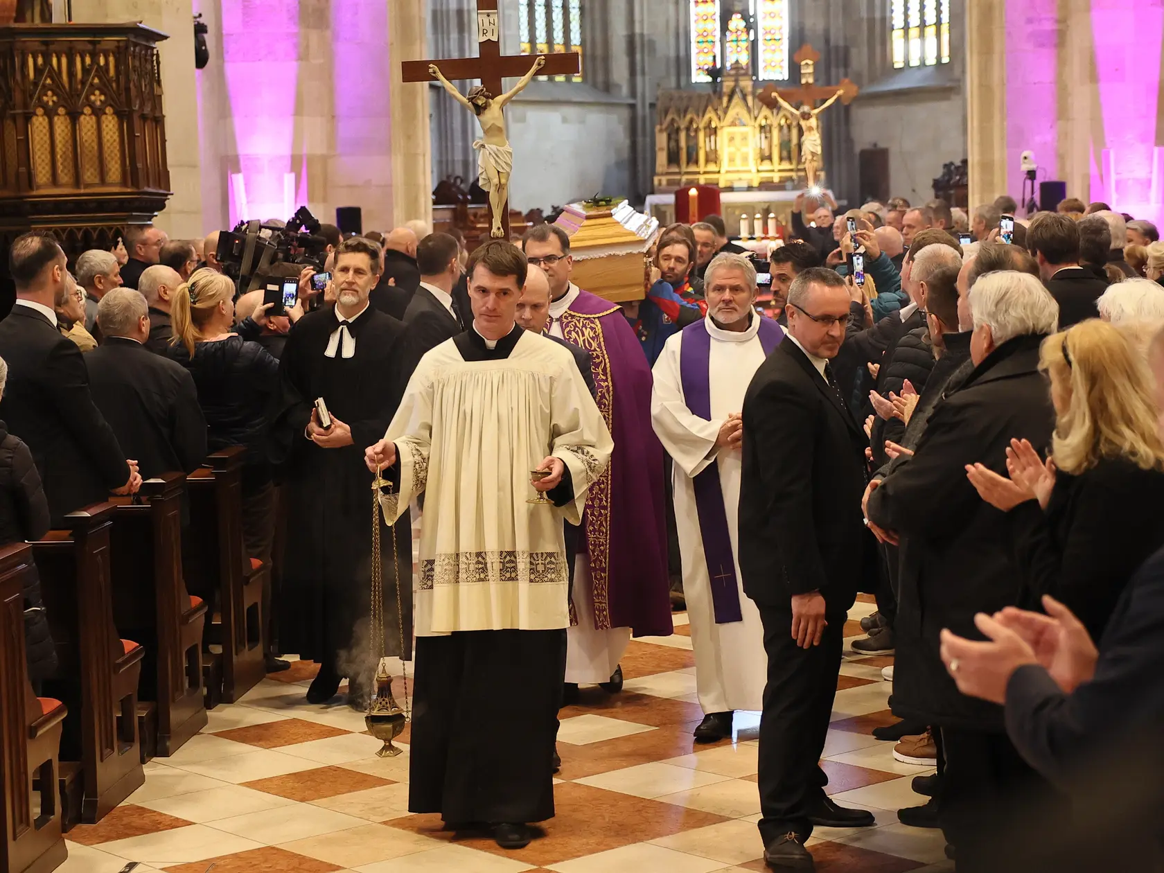 Posledná rozlúčka s hercom Štefanom Kvietikom († 90) v Dóme sv. Martina v Bratislave. Rakvu vynášajú chlapi z horskej služby.