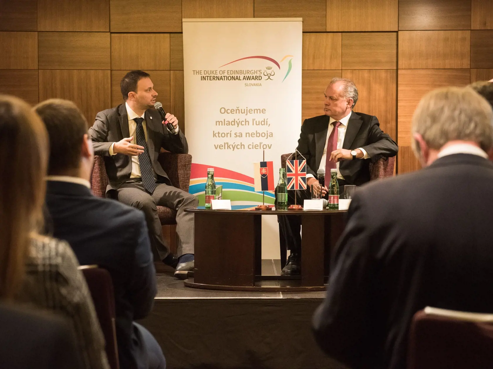 Matej Sapák, držiteľ Zlatej Medzinárodnej ceny vojvodu z Edinburghu, moderuje diskusiu s prezidentom Andrejom Kiskom v roku 2017.