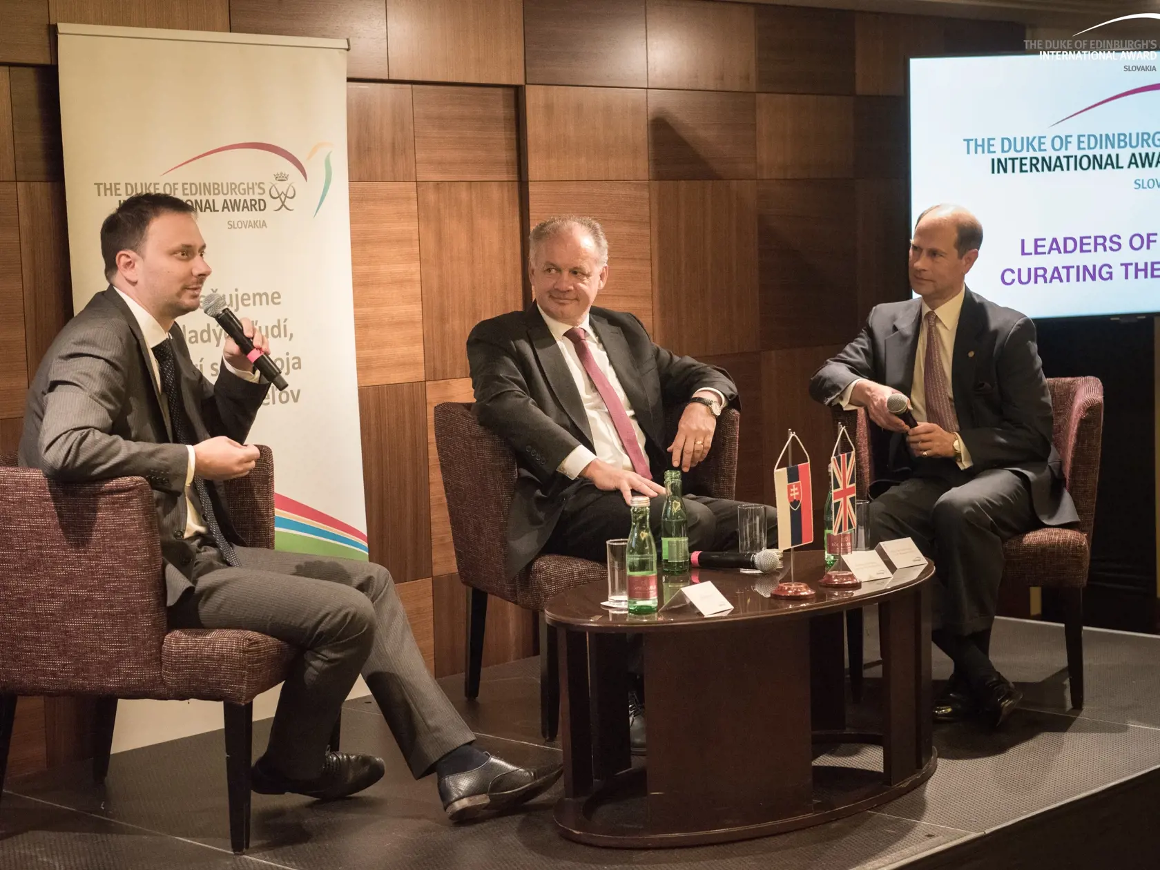 Matej Sapák, držiteľ Zlatej Medzinárodnej ceny vojvodu z Edinburghu, moderuje diskusiu s princom Edwardom a prezidentom Andrejom Kiskom v roku 2017.