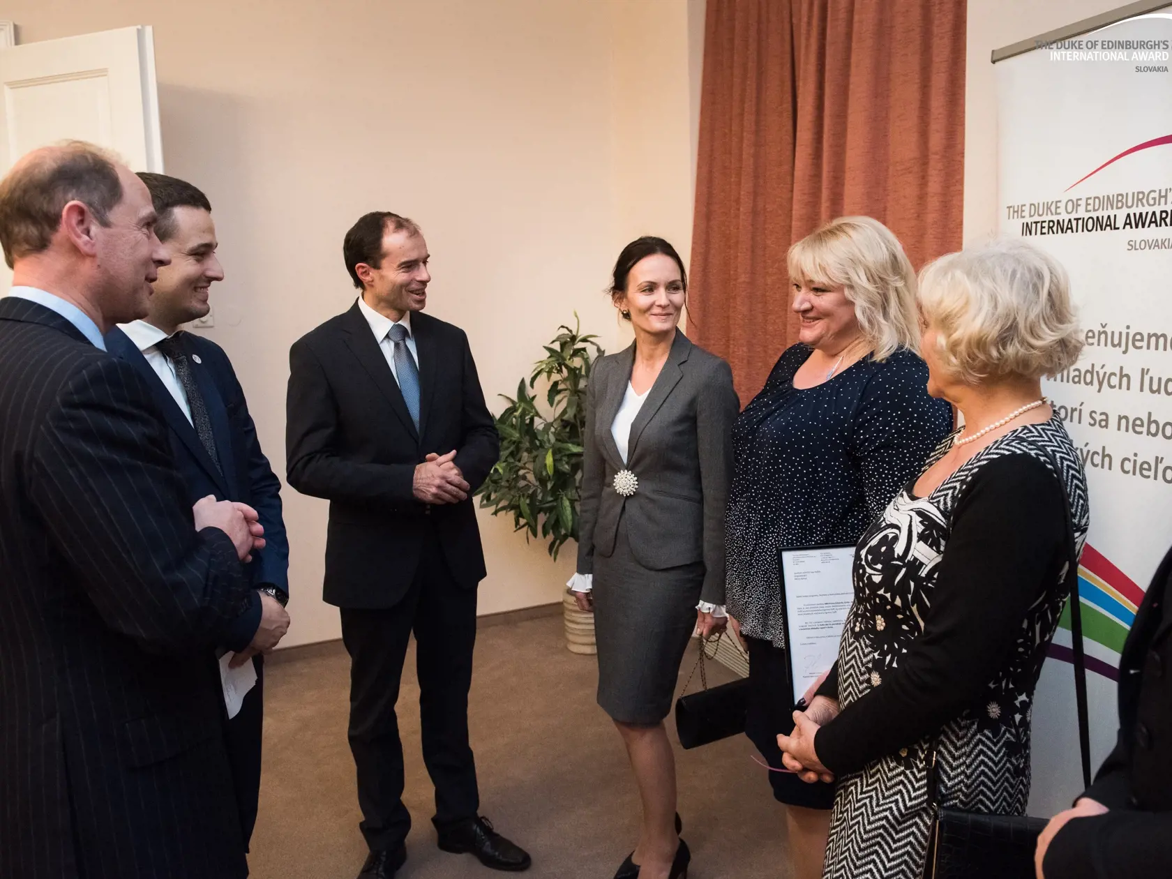 Riaditeľky slovenských stredných škôl zapojených do Medzinárodnej ceny vojvodu z Edinburghu a princ Edward, syn princa Philipa zakladateľa programu.