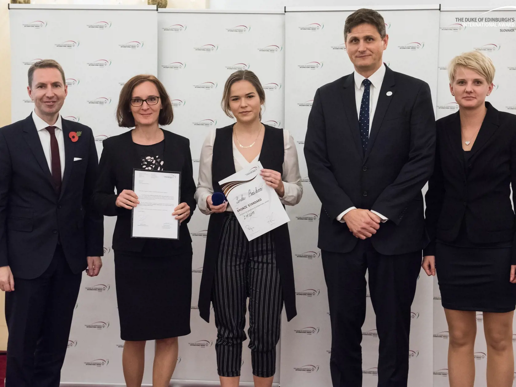 Lenka Božíková, bronzová absolventka DofE, učitelia z Gymnázia Dubnica nad Váhom, britský veľvyslanec na Slovensku, Andrew Garth a Branislav Kleskeň, predseda NK DofE na Slovensku.