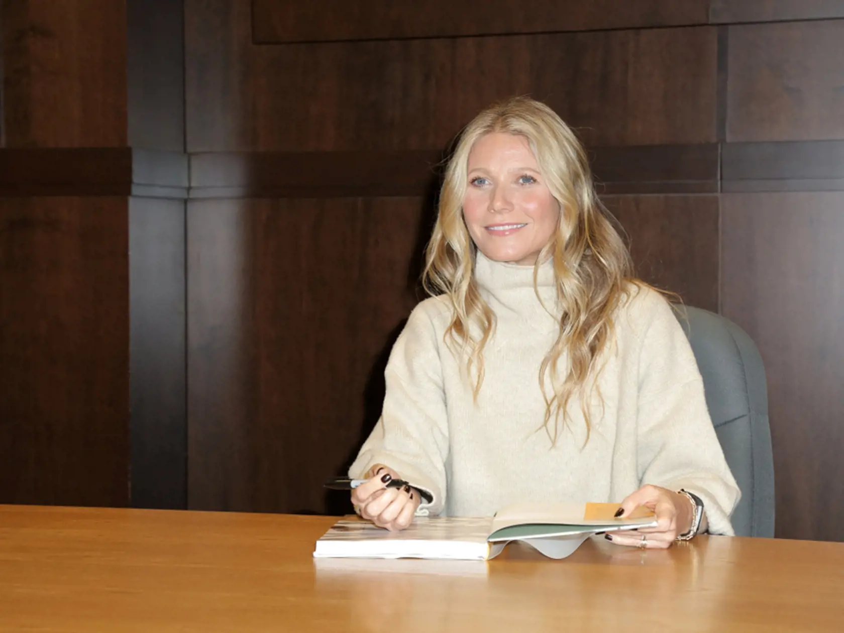 Los,Angeles,-,Jan,14:,Gwyneth,Paltrow,Signs,Her,New