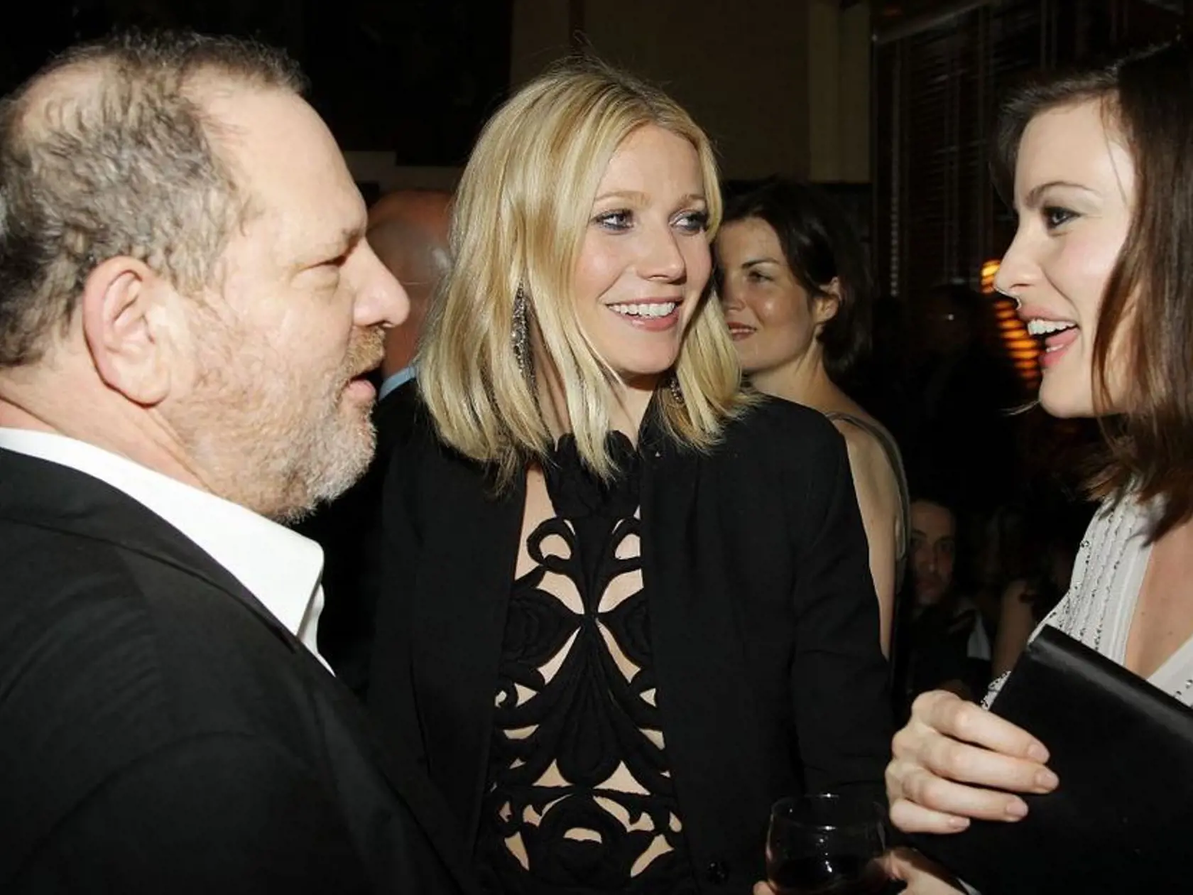 Gwyneth Paltrow (v strede) zavolal zvrhlík Harvey (65) do svojej hotelovej izby na masáž...a potom do spálne, keď mala 22 rokov.