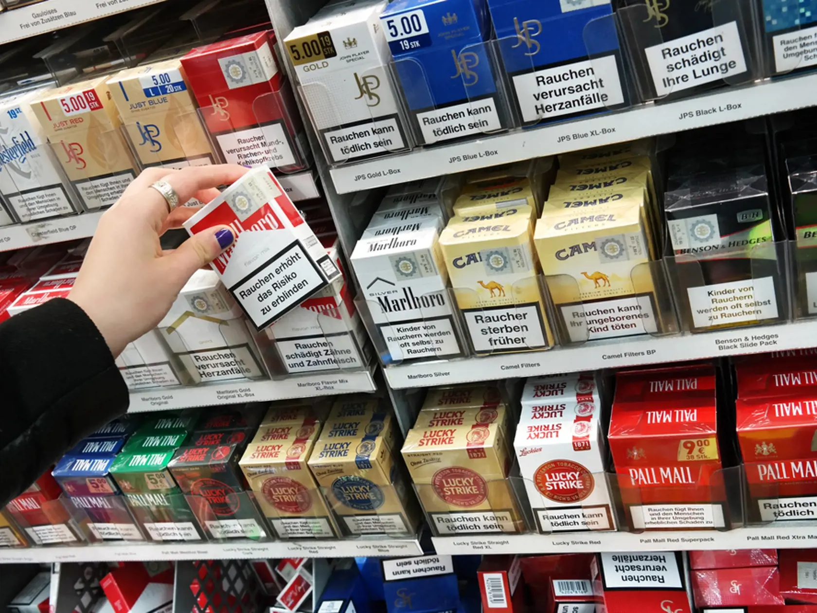 Nasledovali ceny potravín, alkoholických nápojov a tabakových výrobkov, ktoré v septembri vzrástli medziročne o 11,8 %, zatiaľ čo v auguste rast dosiahol 10,6 %.