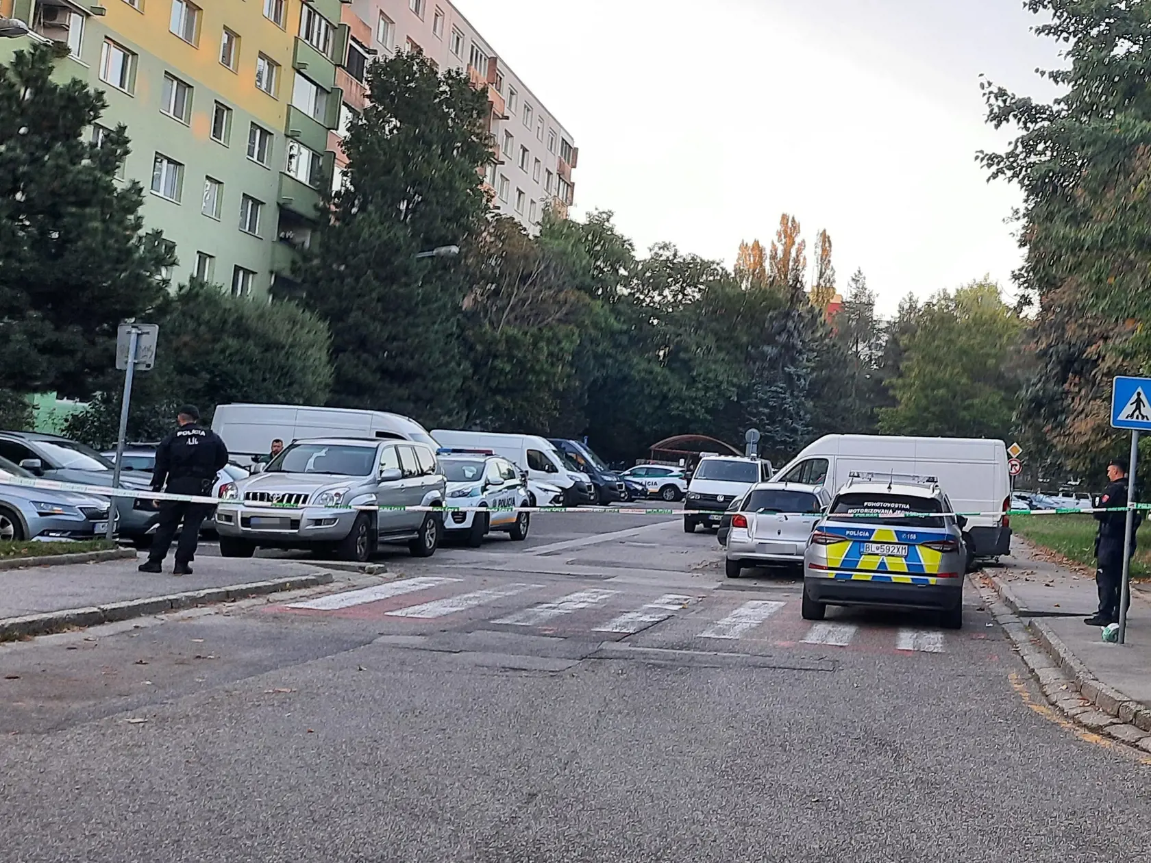 Nočná streľba v bratislavskej Dúbravke zo stredy (27. 9.) na štvrtok si vyžiadala jedného mŕtveho. Ďalší štyria ľudia sa zranili. Na snímke policajti hliadkujú po streľbe 28. septembra 2023 v bratislavskej Dúbravke.