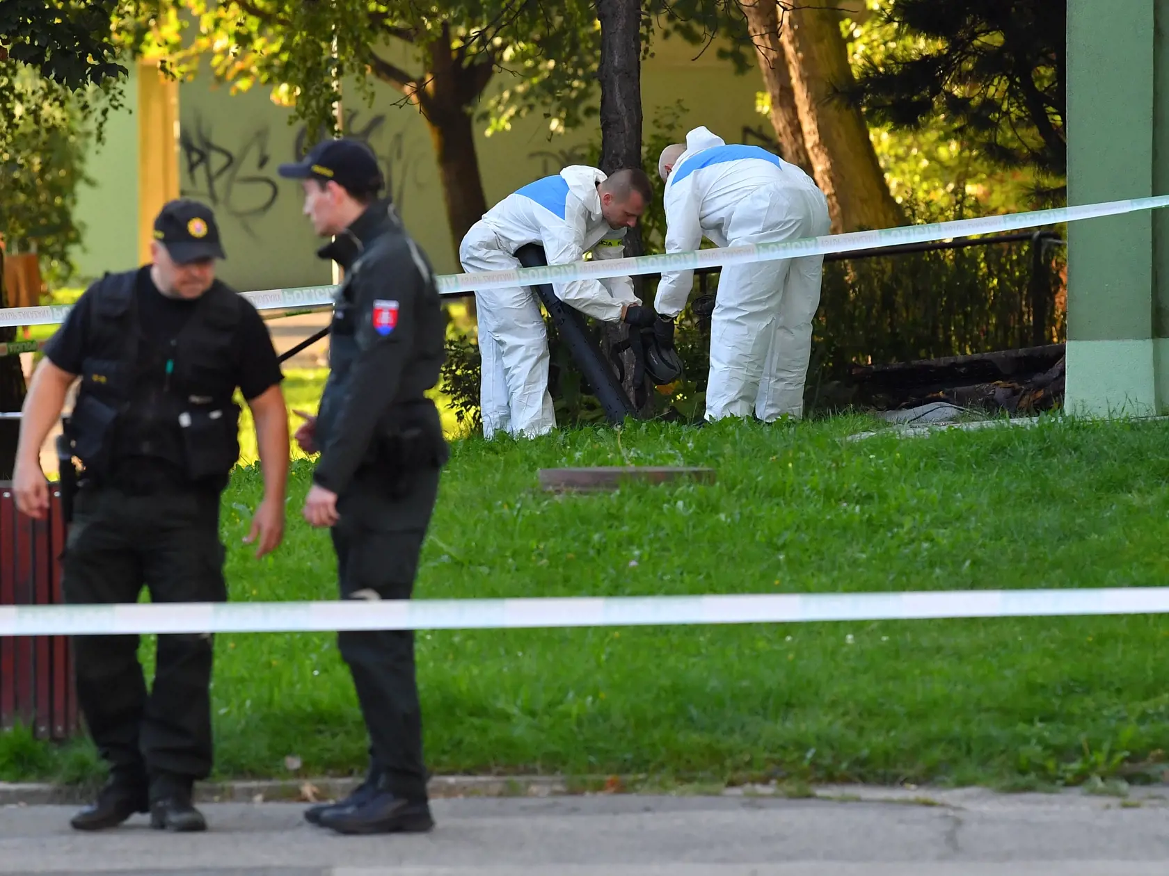 Nočná streľba v bratislavskej Dúbravke zo stredy (27. 9.) na štvrtok si vyžiadala jedného mŕtveho. Ďalší štyria ľudia sa zranili. Na snímke policajti a policajní technici prehľadávajú miesto streľby 28. septembra 2023 v bratislavskej Dúbravke.