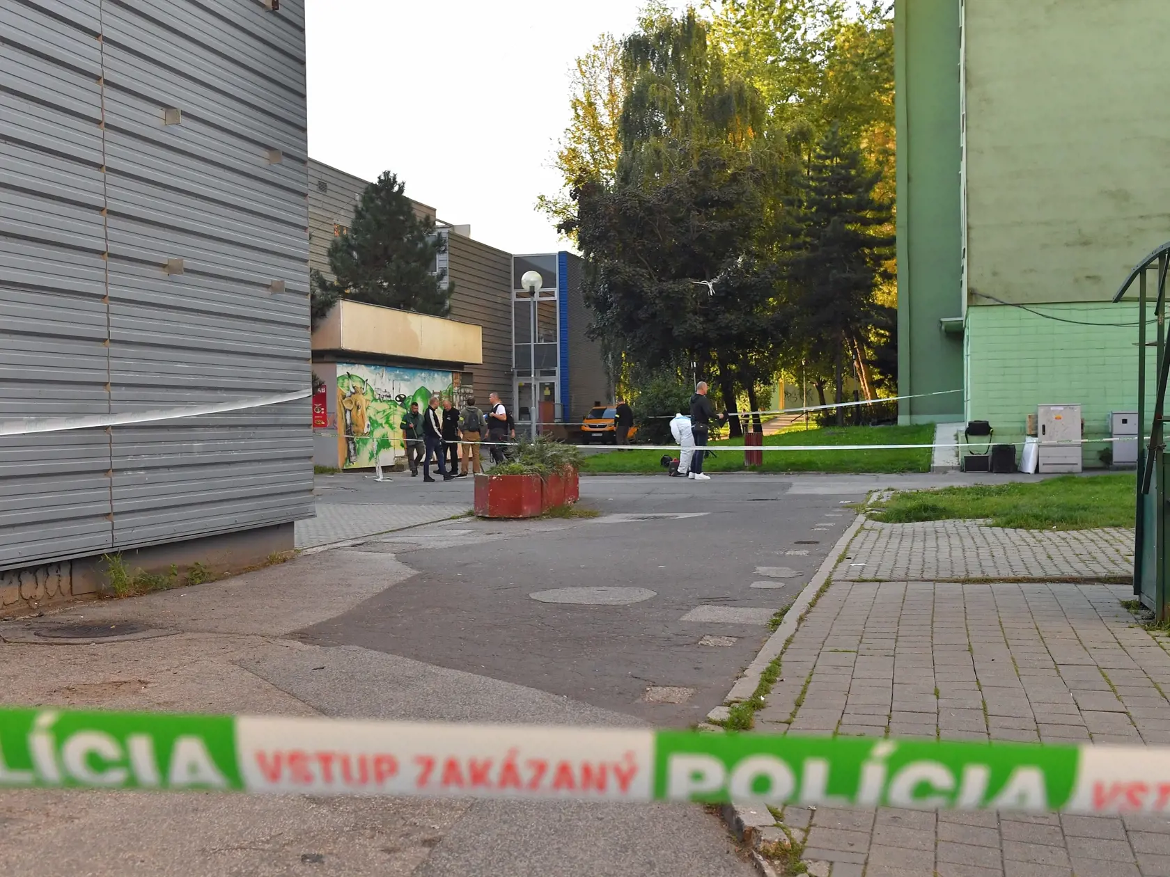 Nočná streľba v bratislavskej Dúbravke zo stredy (27. 9.) na štvrtok si vyžiadala jedného mŕtveho. Ďalší štyria ľudia sa zranili. Na snímke policajní technici prehľadávajú miesto streľby 28. septembra 2023 v bratislavskej Dúbravke.